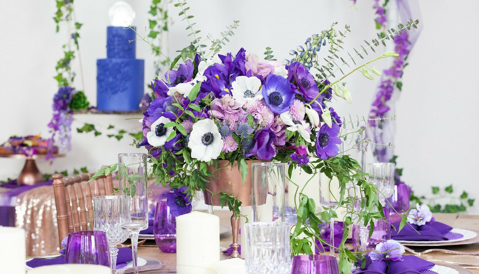 Pantone-ultra-violet-wedding-florals-on-table