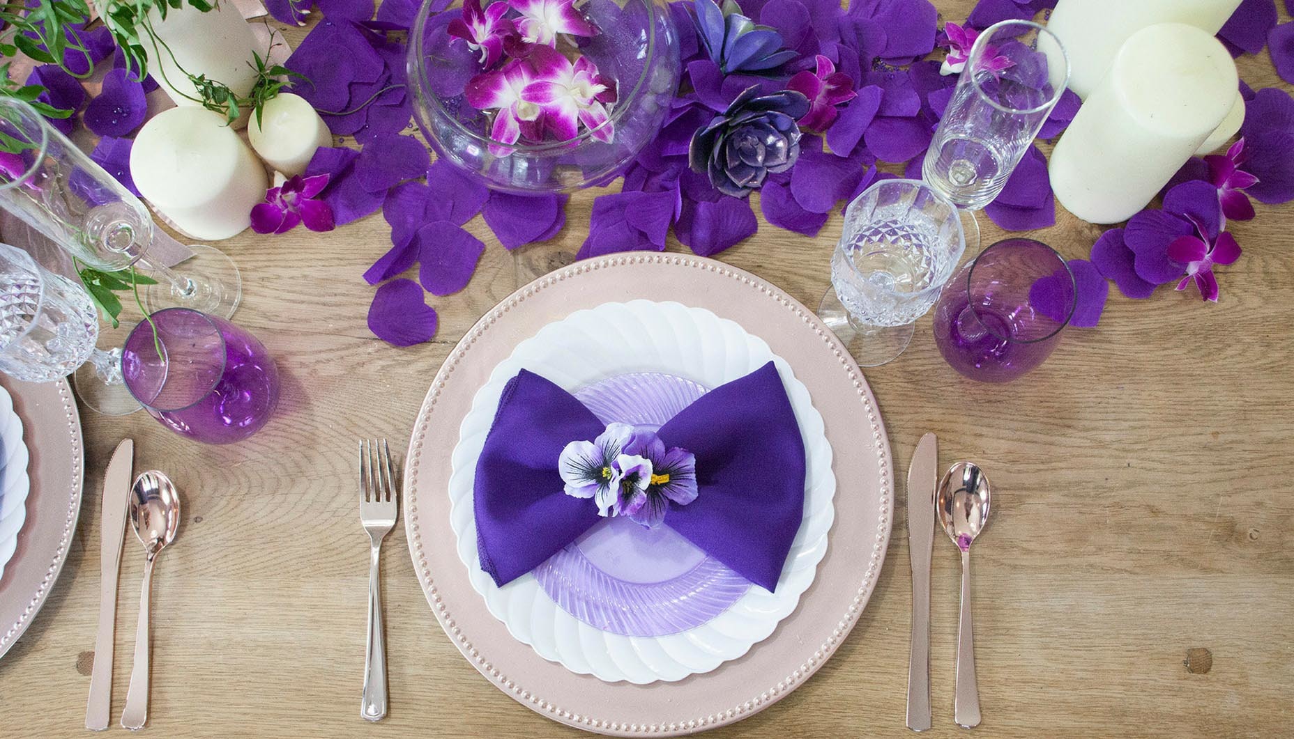 Pantone-ultra-violet-wedding-single-setting