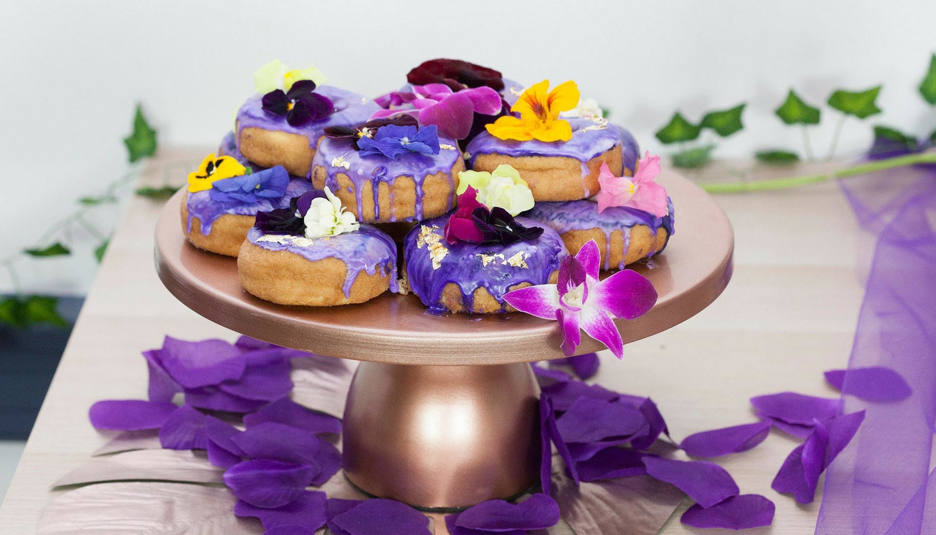 Pantone-ultra-violet-wedding-donuts