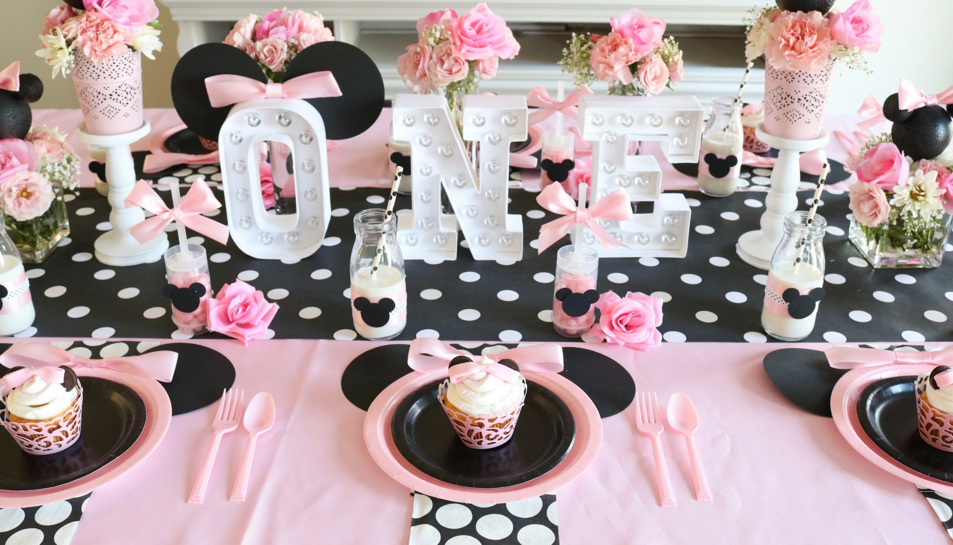 jump bearing Talk Minnie Mouse First Birthday Party | Fun365
