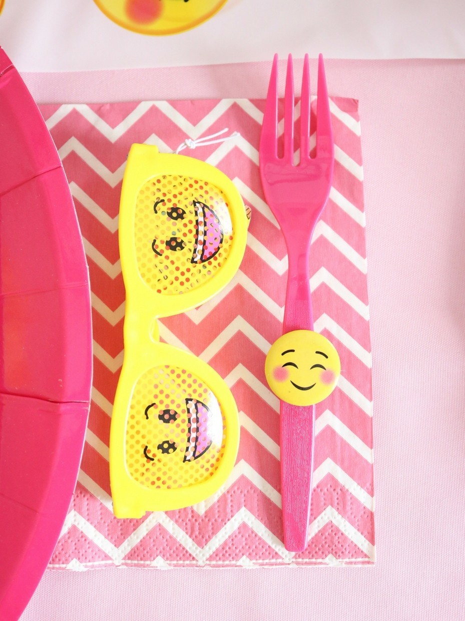 girly emoji birthday party ideas