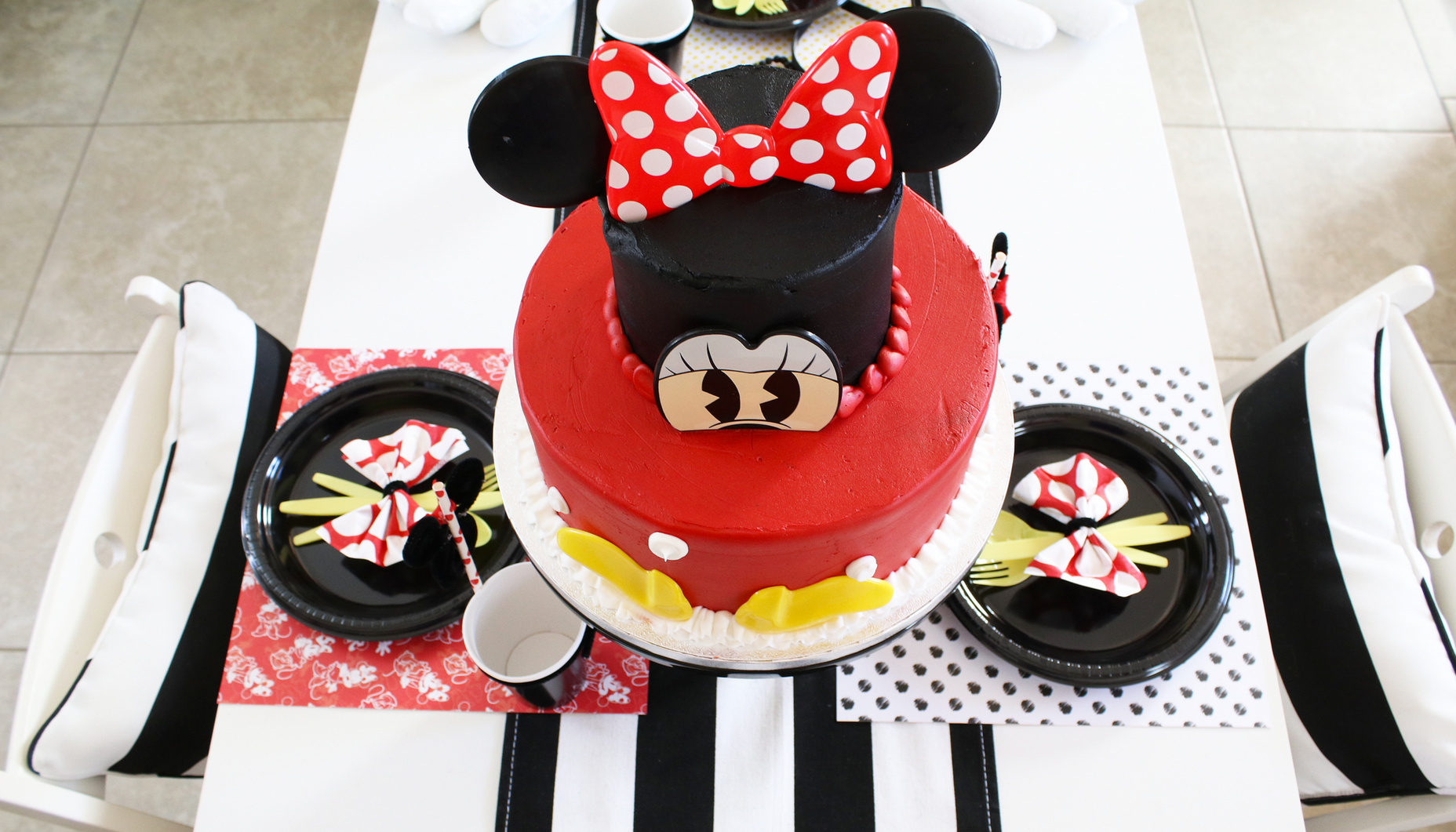 Minnie Mouse Party Table