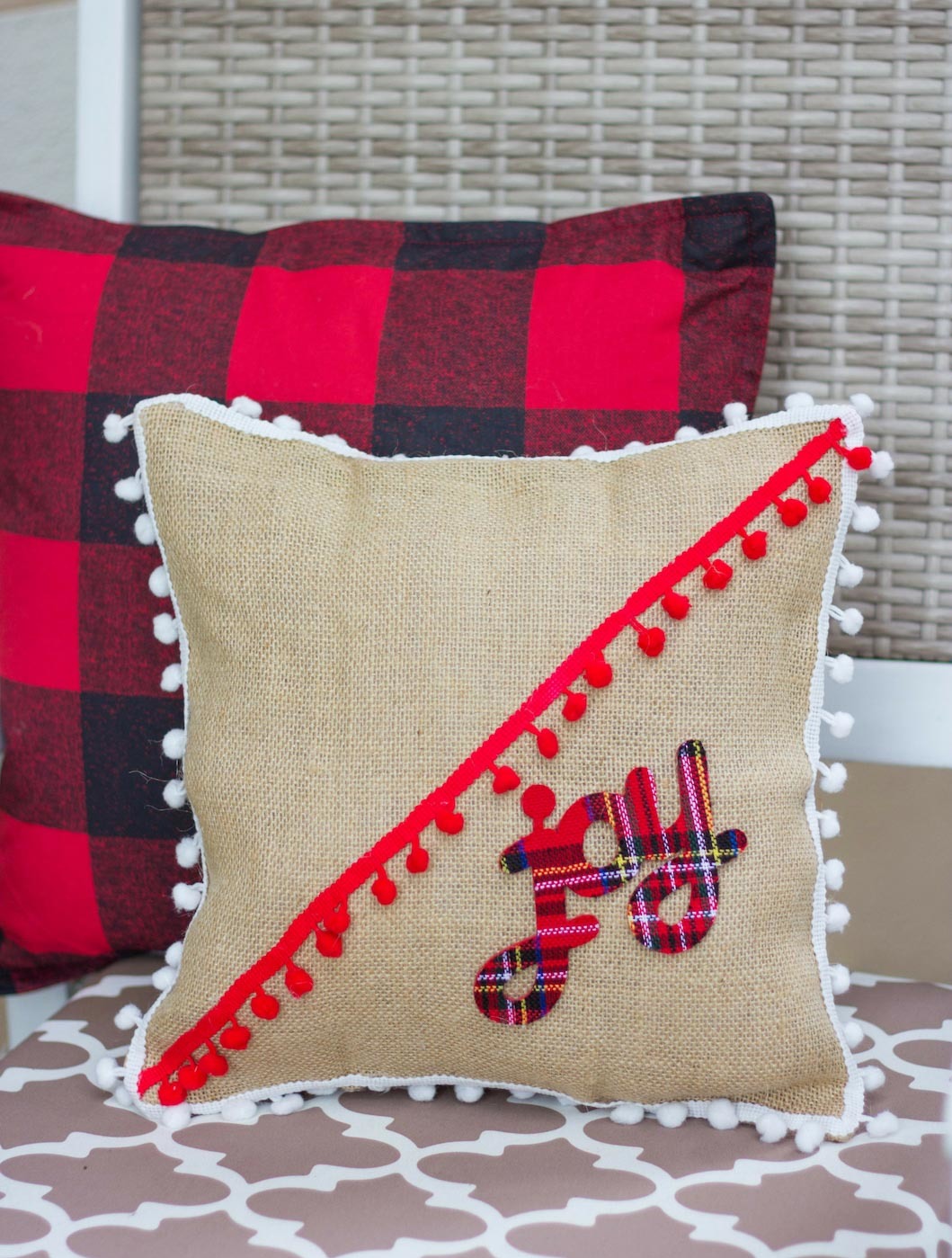 DIY Burlap Christmas Pillows