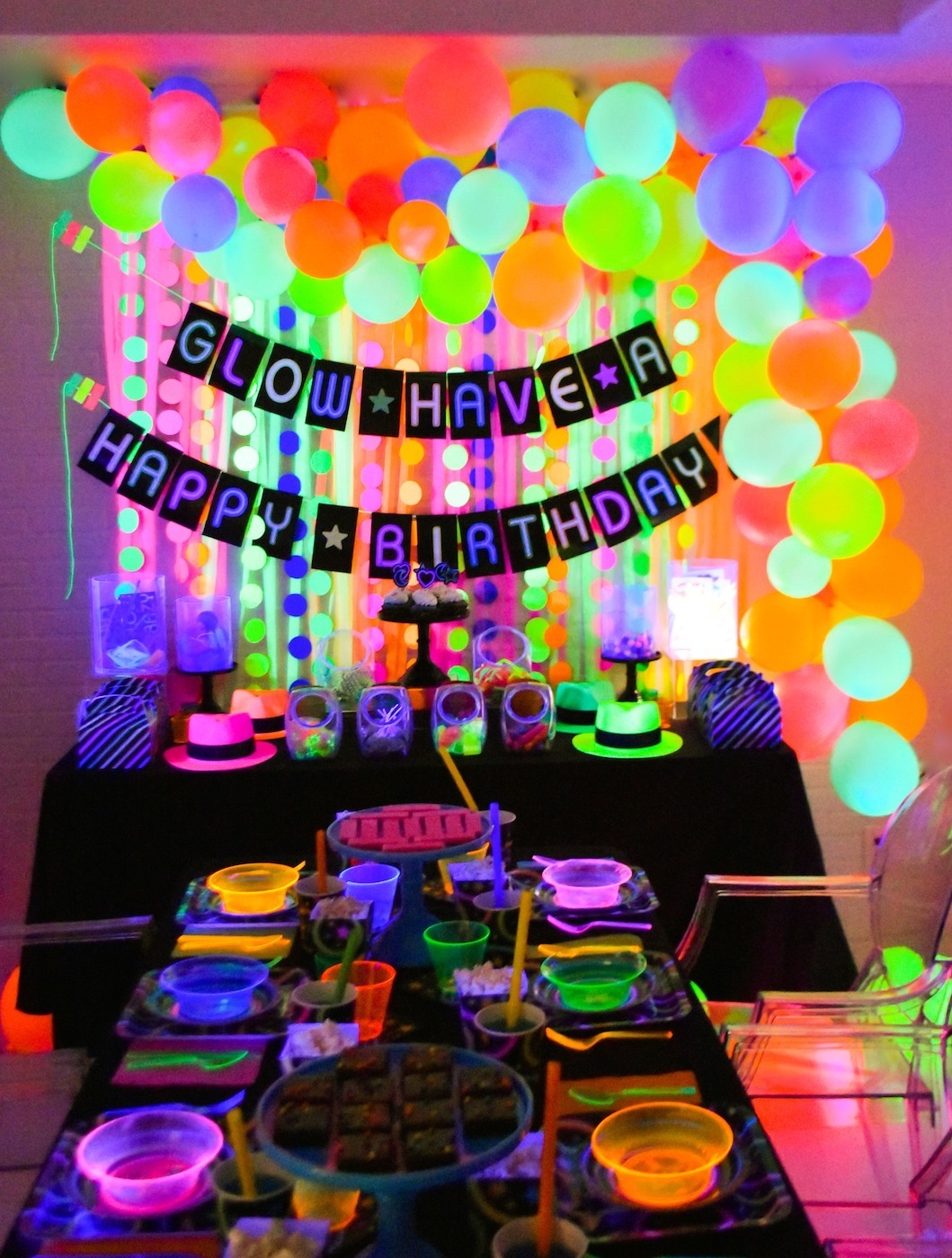 WHAT YOU NEED TO PLAN AN EPIC GLOW IN THE DARK PARTY - DIY BLACK