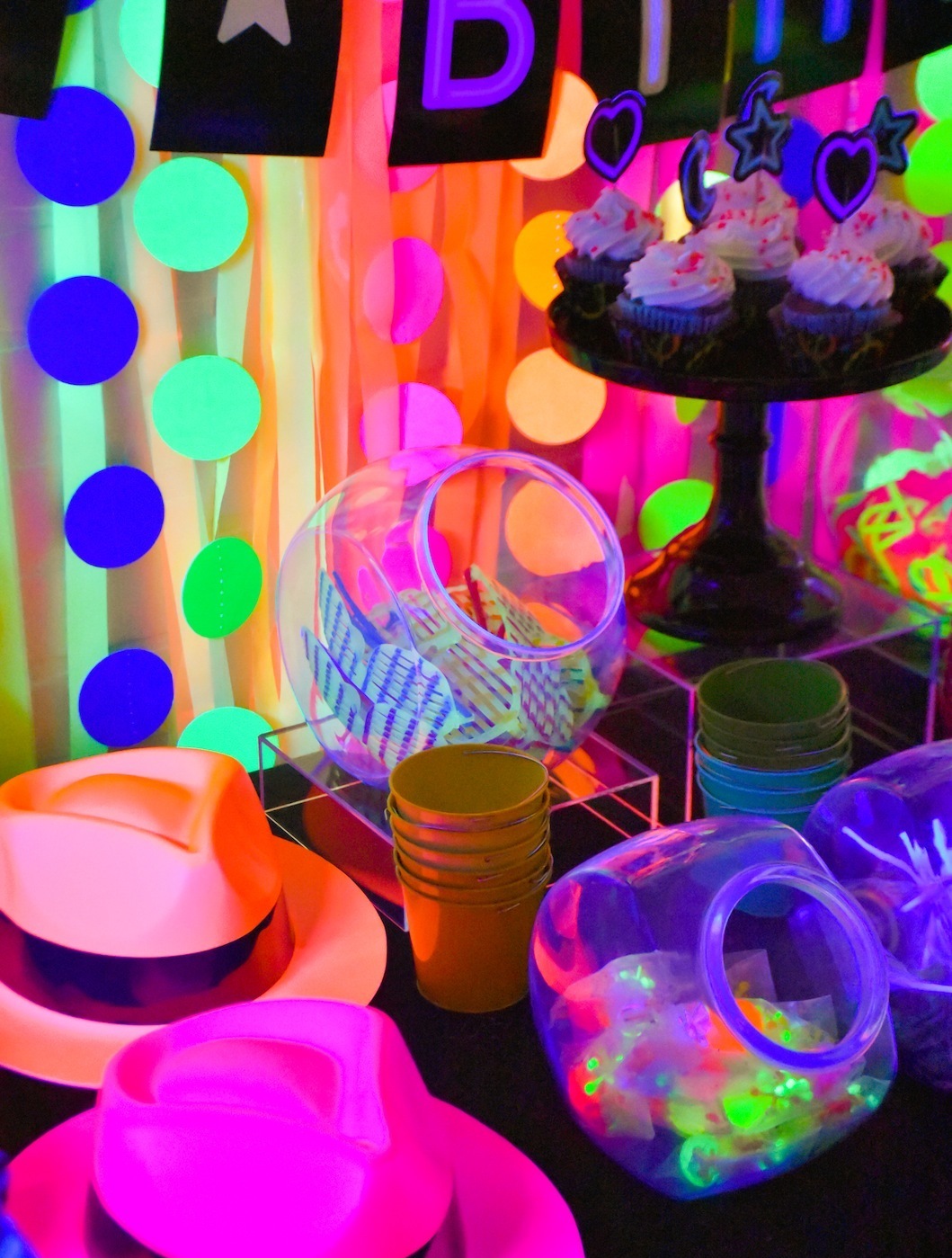 Crazy DIY Glow In The Dark Party Decorations & Ideas : You Gota