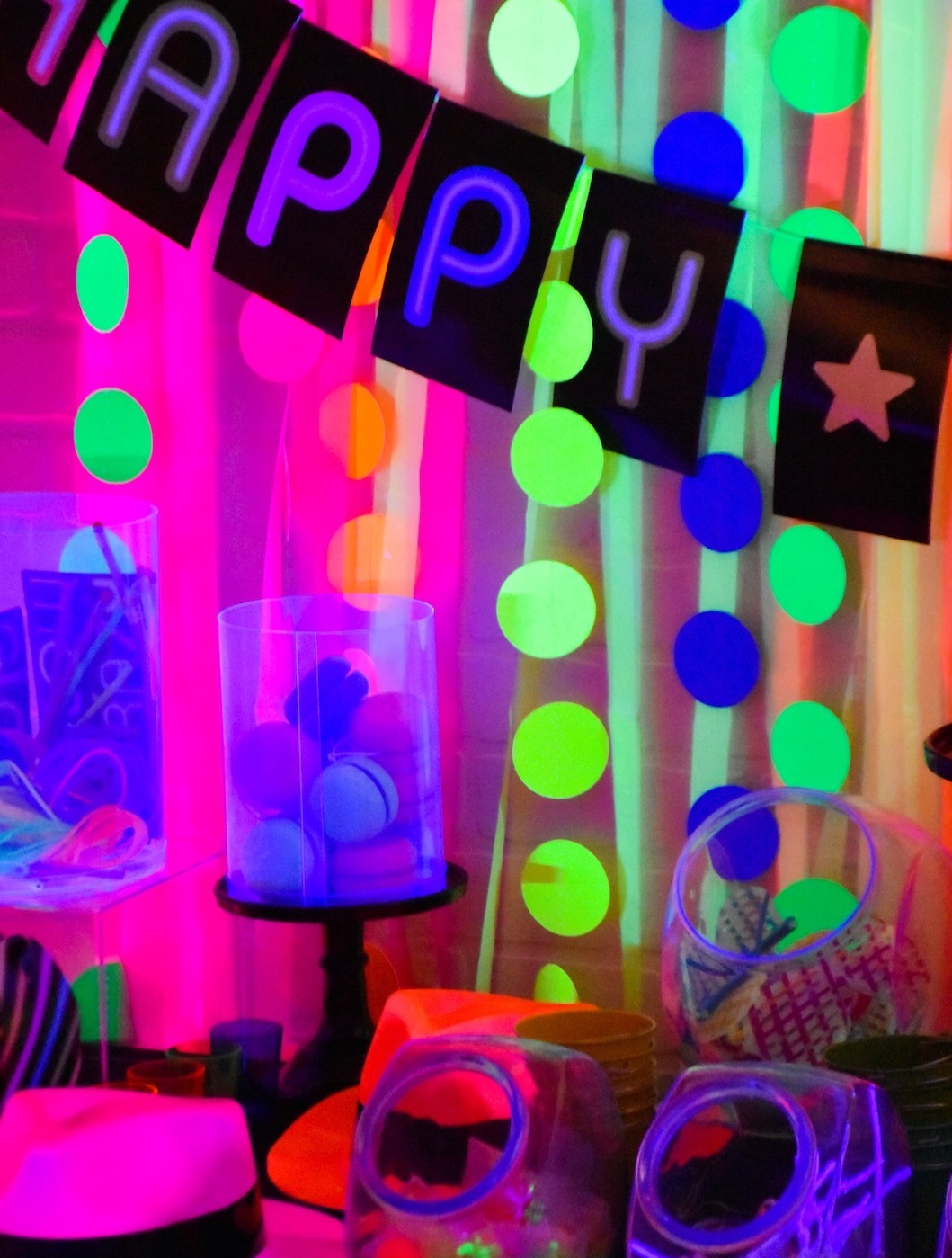 Glow in the dark  Neon birthday party, Glow birthday party ideas, Glow  theme party