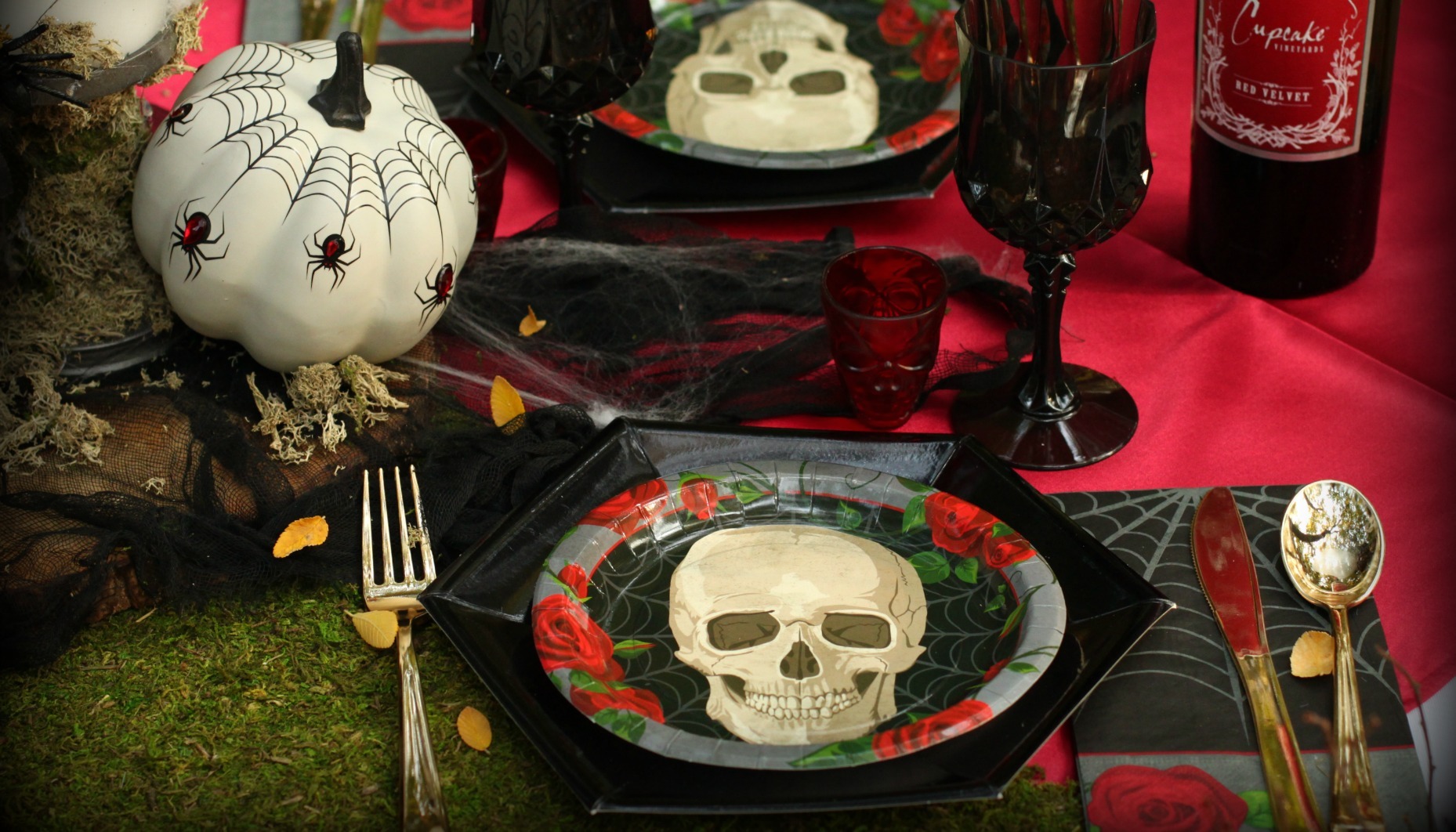 gothic halloween table setting Gothic Halloween Table Setting