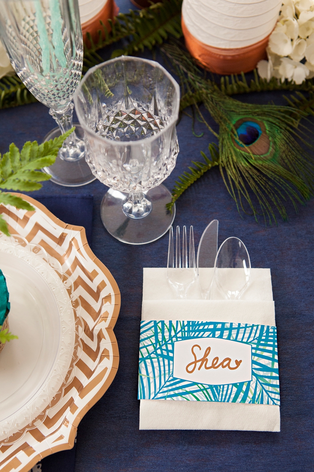 Check out this darling cutlery pouch with free printable fern label!