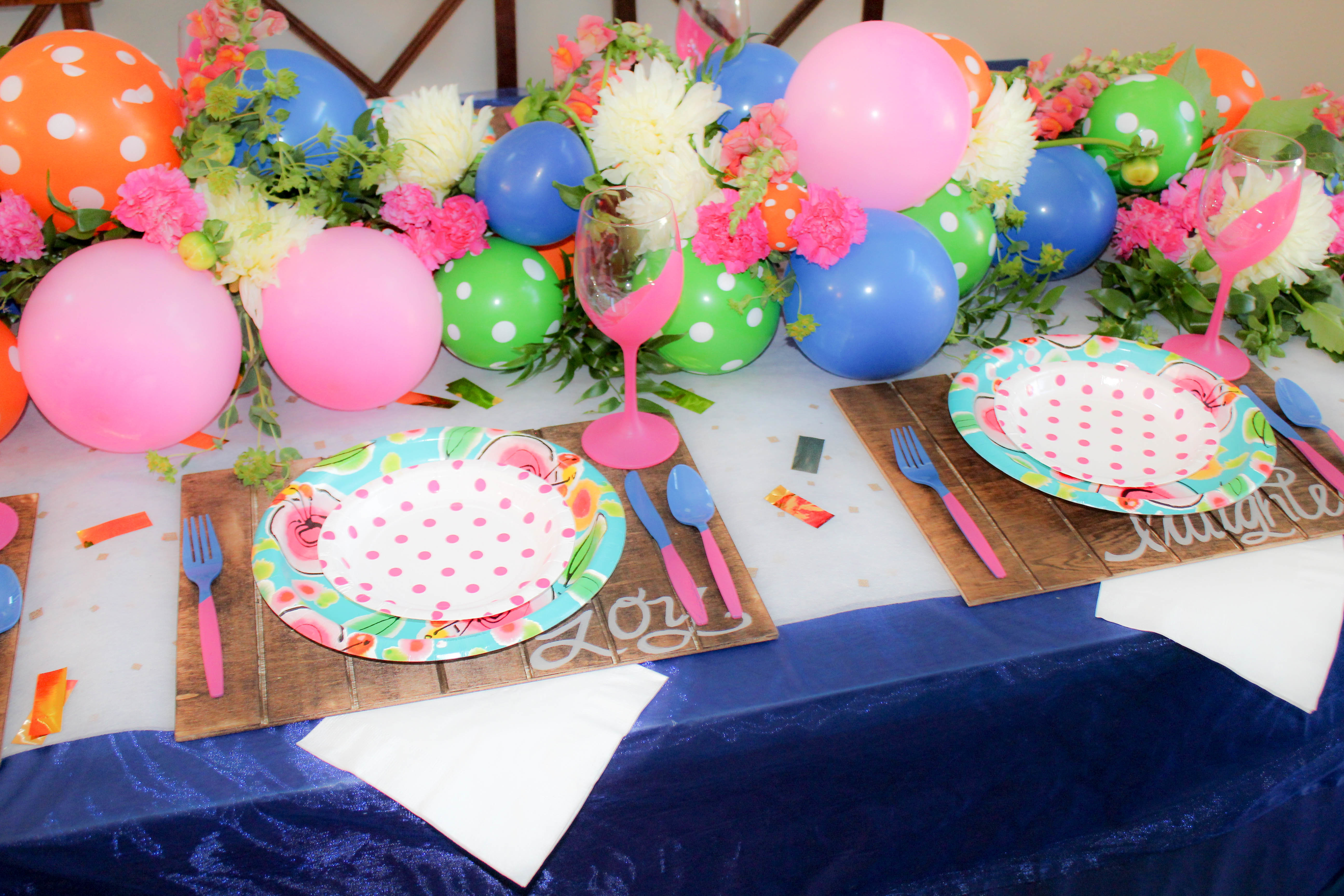 wedding table in navy and pink palette