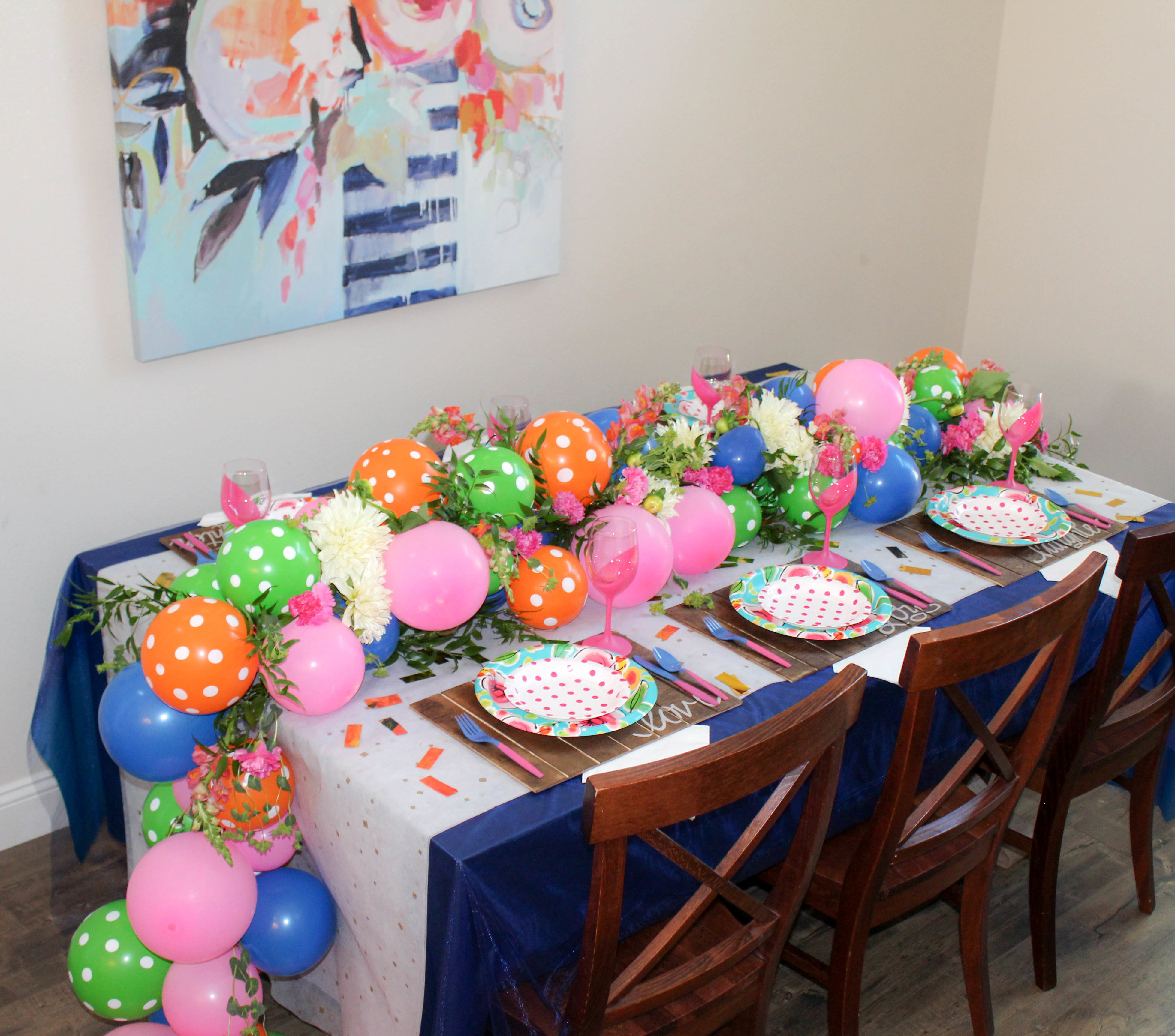 balloon garland with fresh flowers table setting ideas for wedding