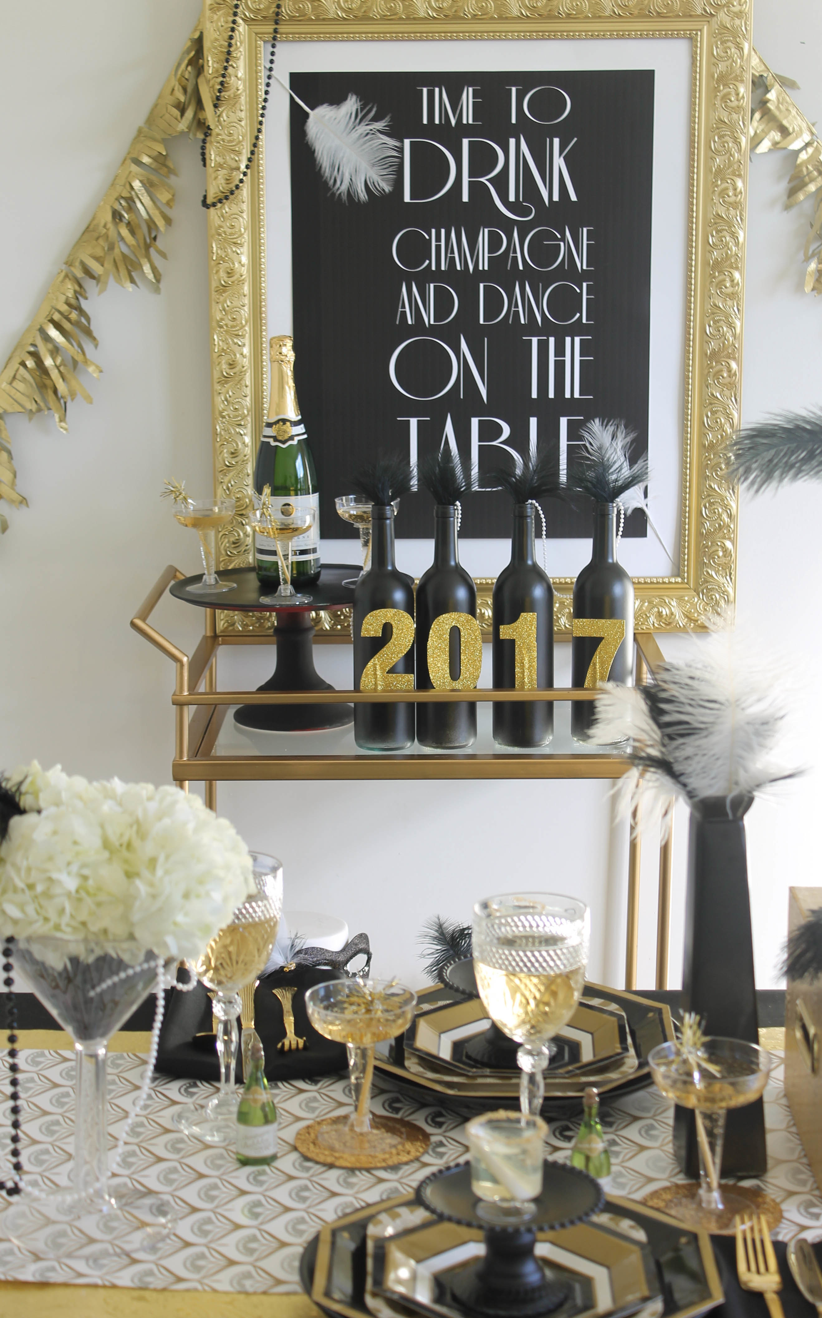 40+ Awesome New Year's Eve Party Decorations 2023  Gatsby party  decorations, Gatsby themed party, Great gatsby party decorations