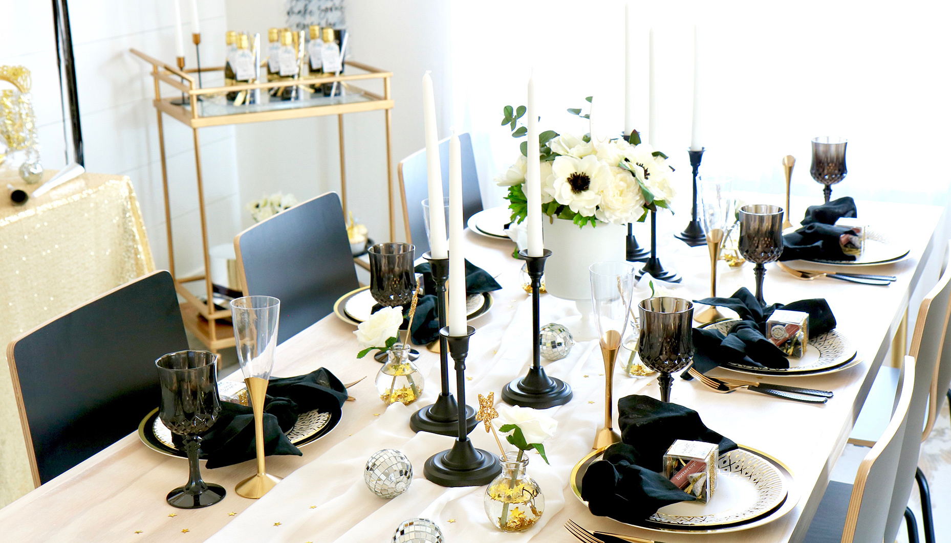 Chic Black, White and Gold New Year's Eve Wedding | Fun365