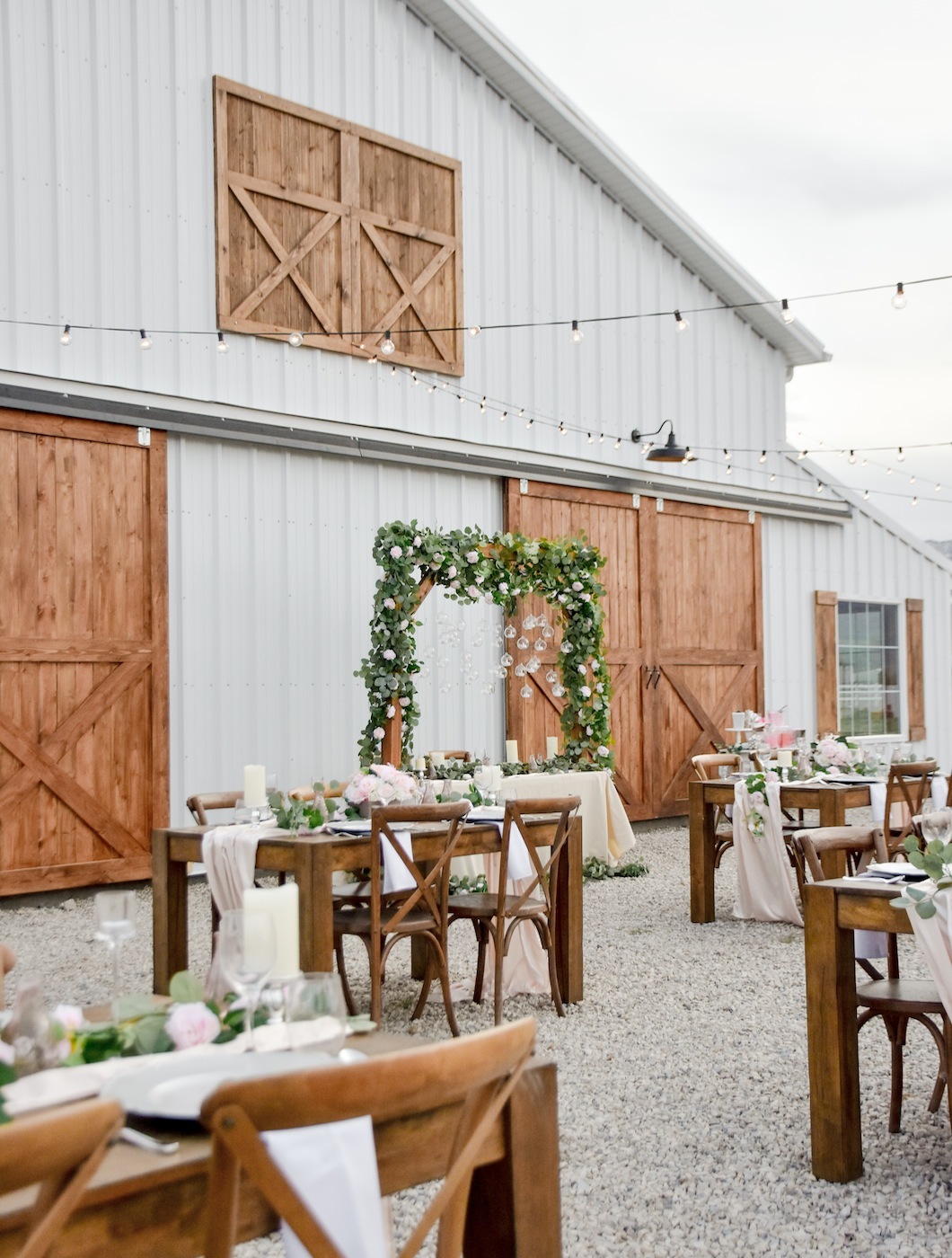 beautiful spring barn wedding ideas