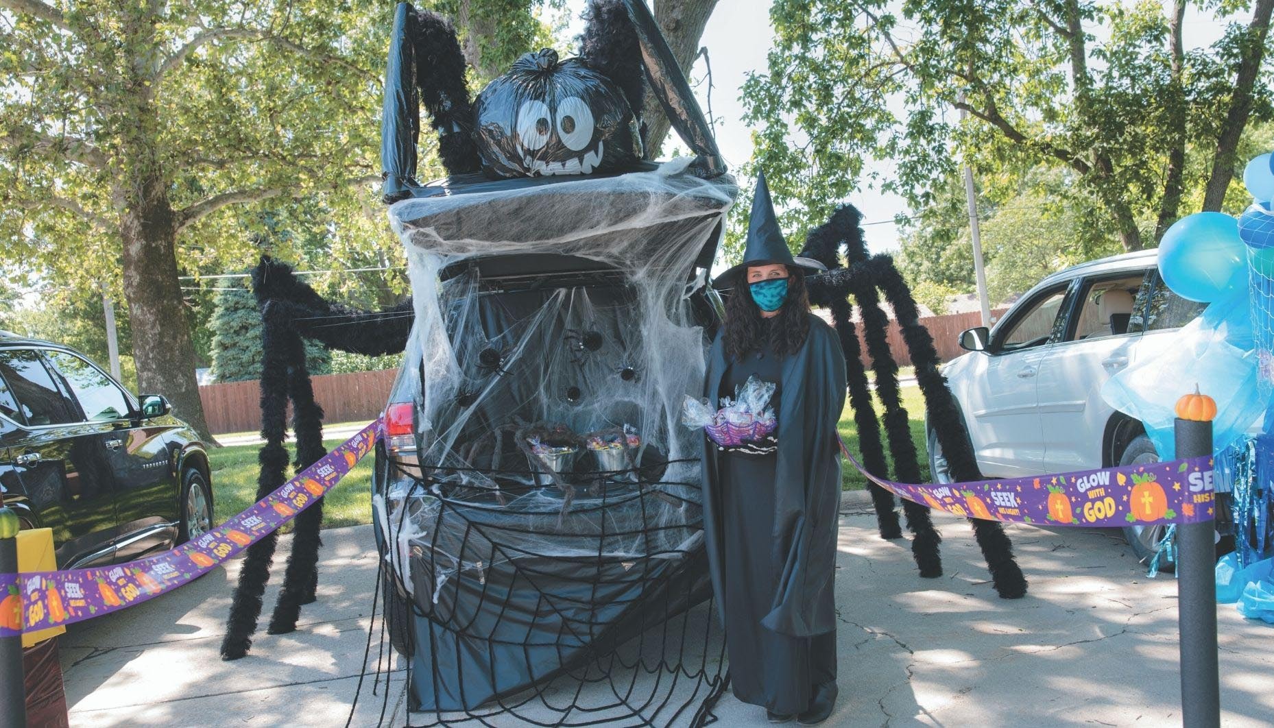 Spider Themed Trunk Or Treat Idea Fun365