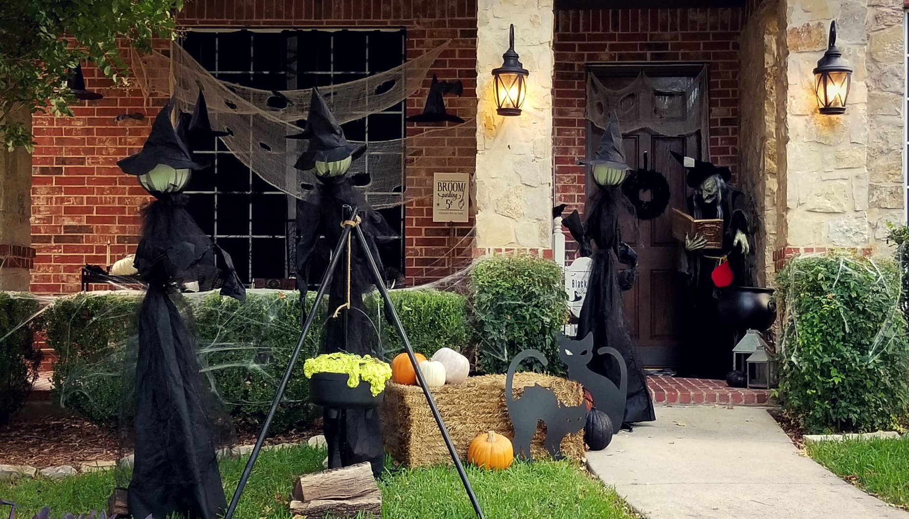Bewitching Halloween Front Yard