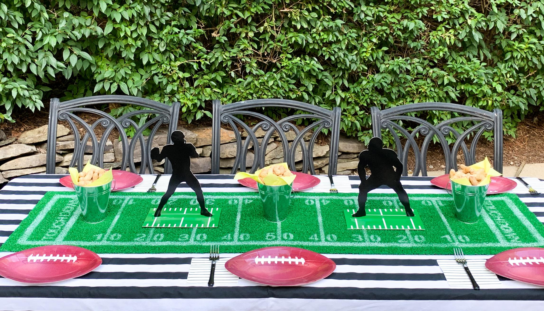 Learn how to create a fun, easy tablescape for your tailgating party!