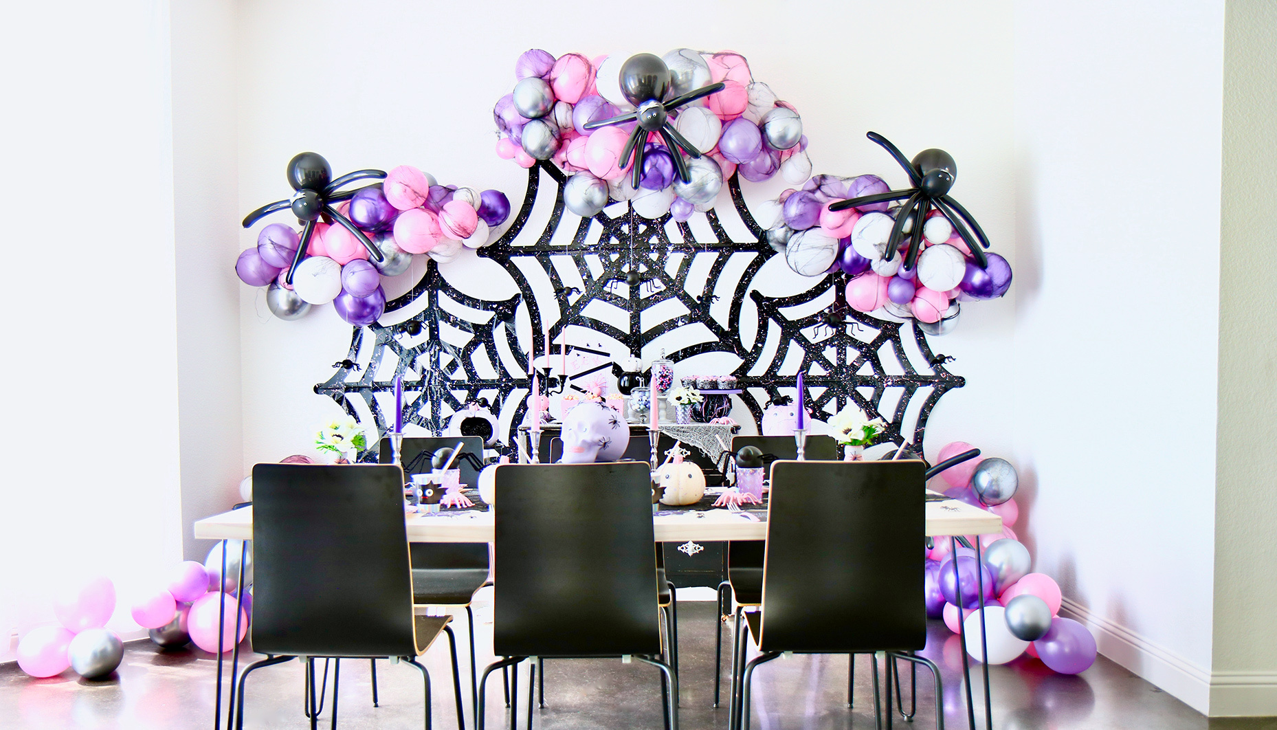 Modern-Spider-Themed-Halloween-Party