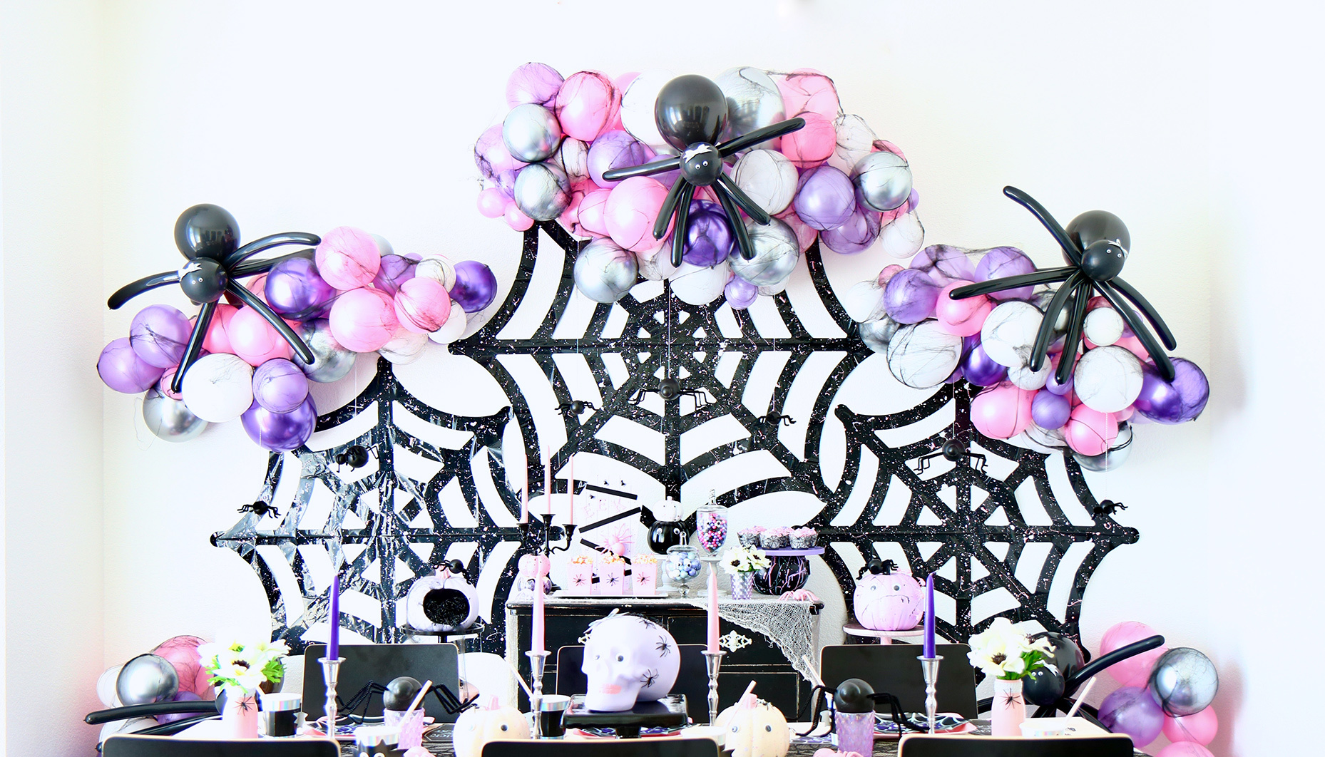 Modern-Spider-Themed-Halloween-Party