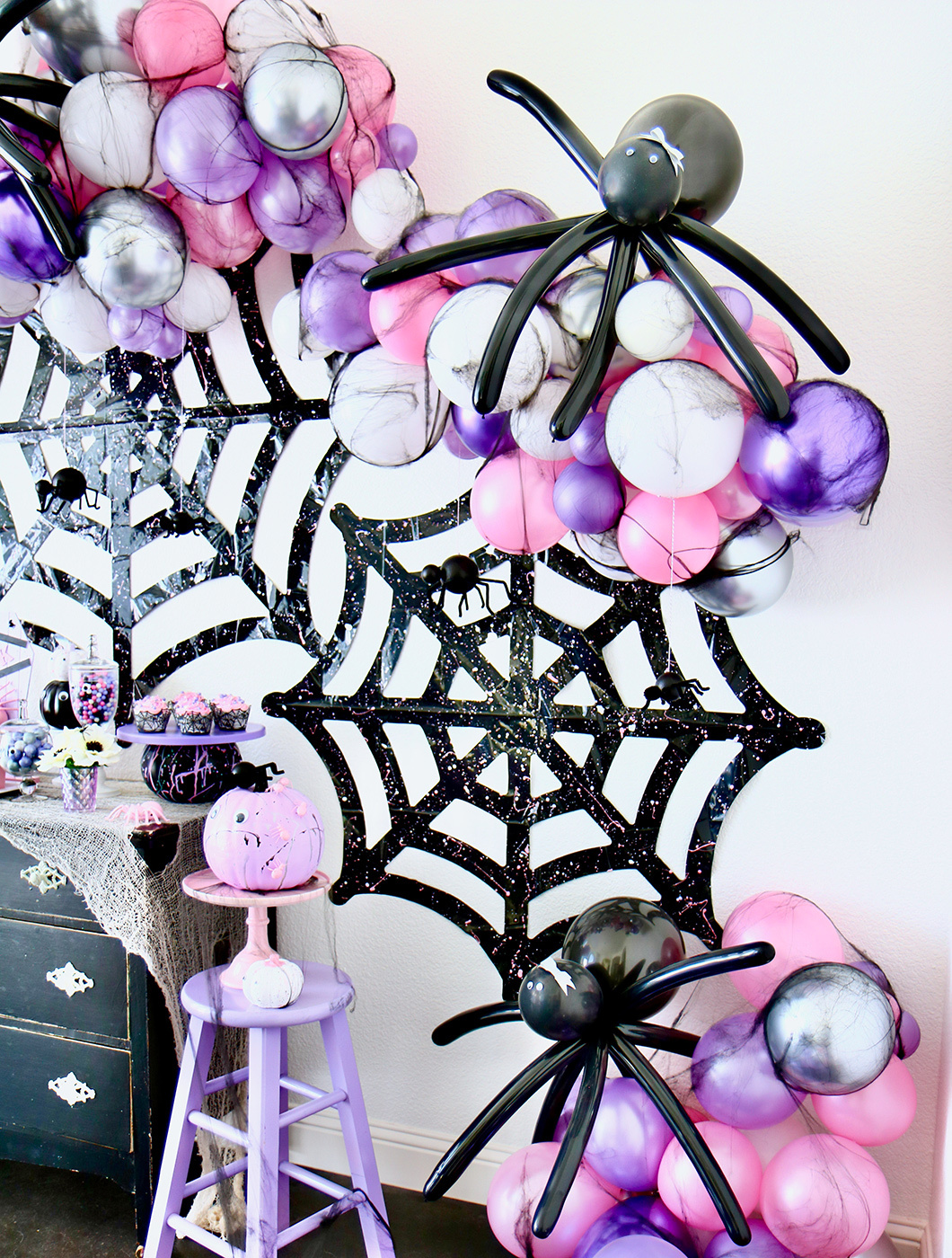 Modern-Spider-Themed-Halloween-Party