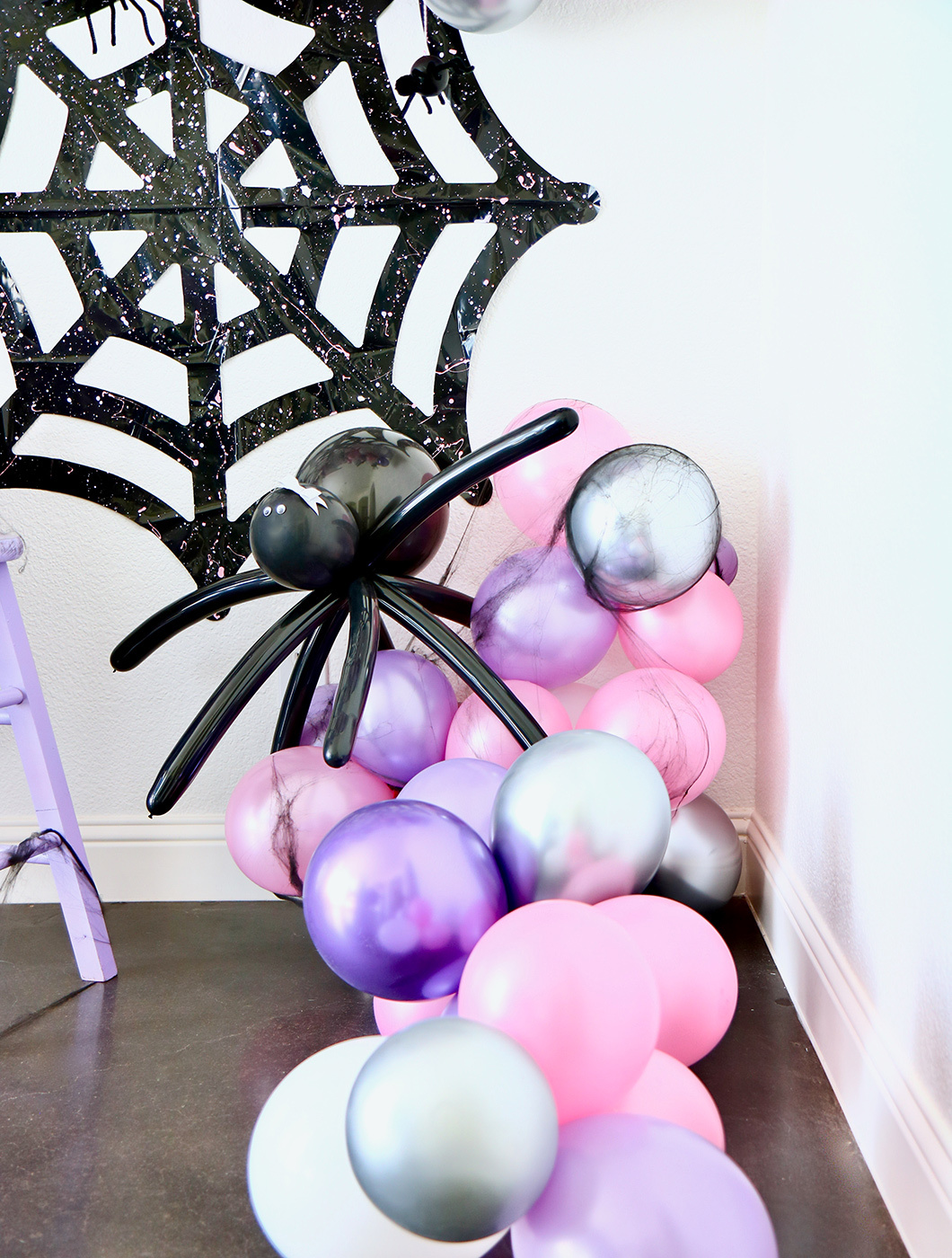 Modern-Spider-Themed-Halloween-Party
