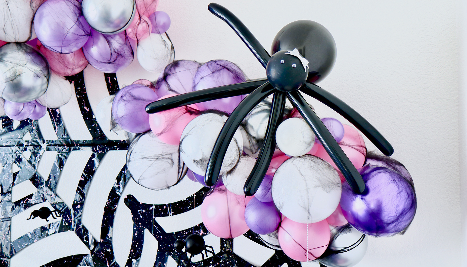 Modern-Spider-Themed-Halloween-Party