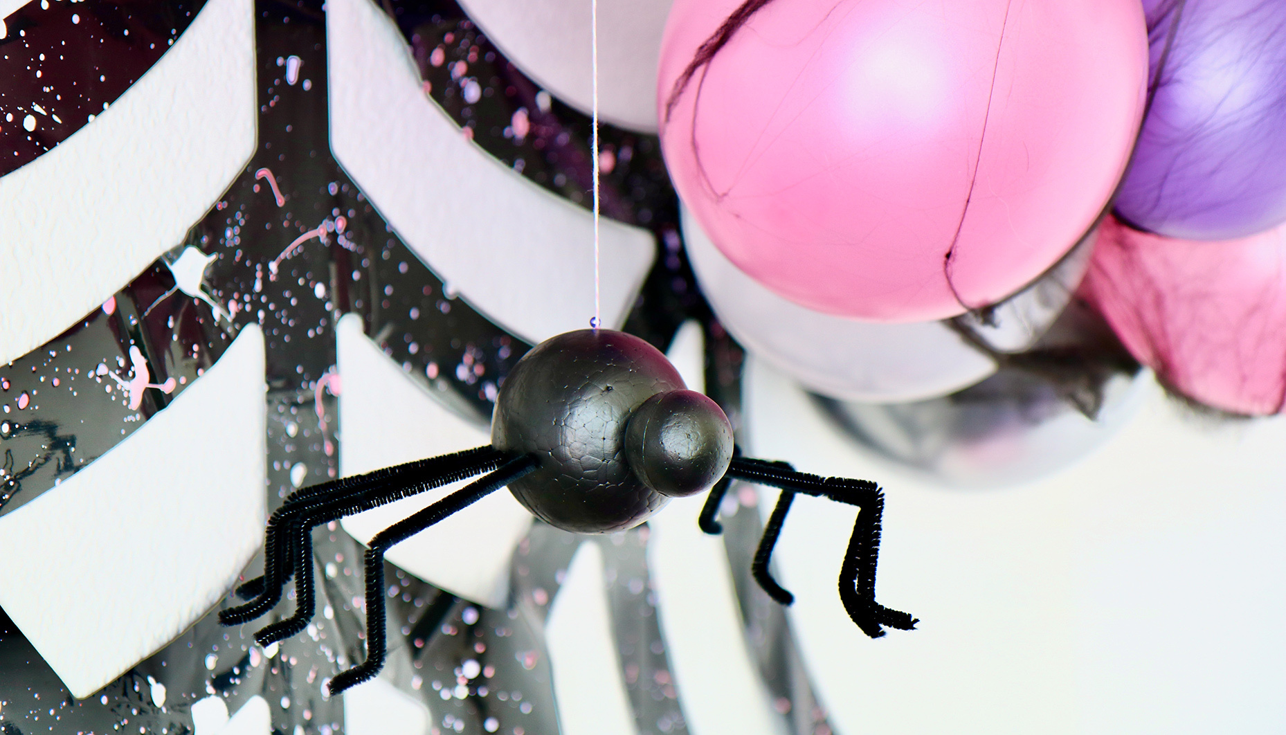 Modern-Spider-Themed-Halloween-Party