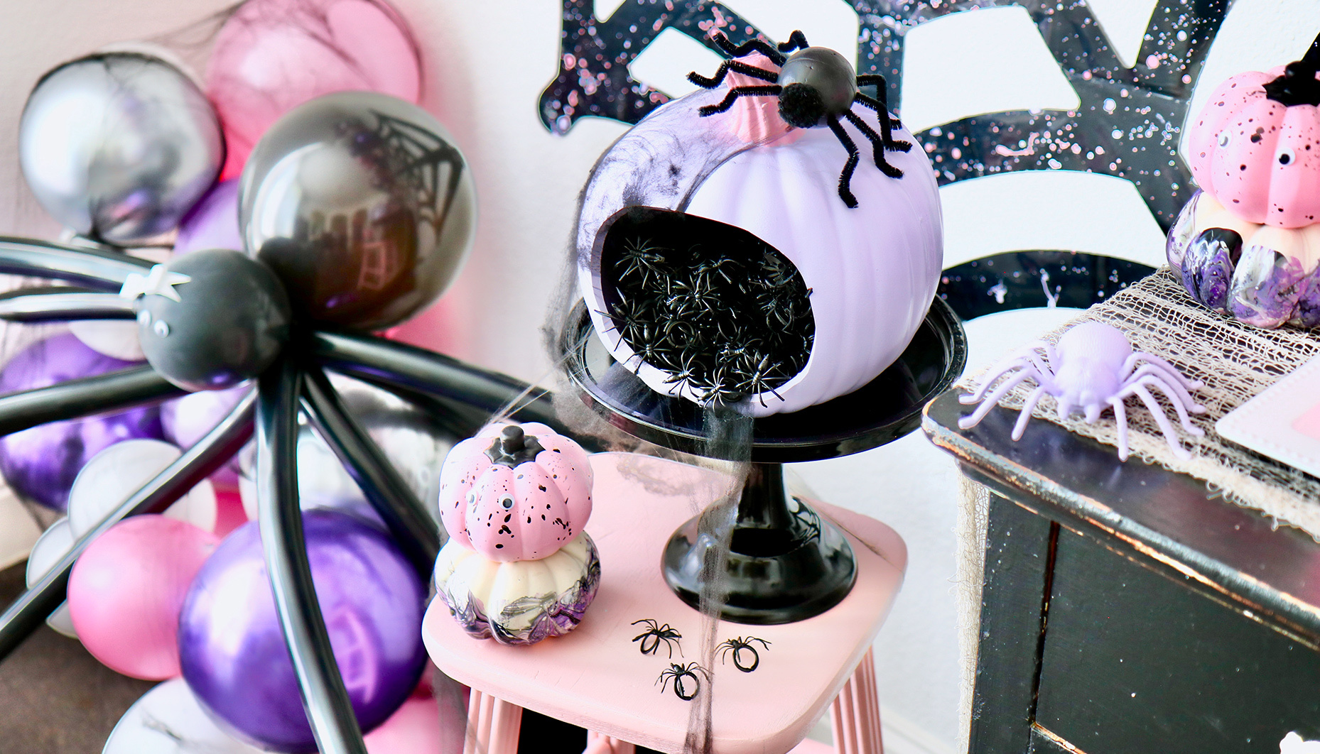 Modern-Spider-Themed-Halloween-Party