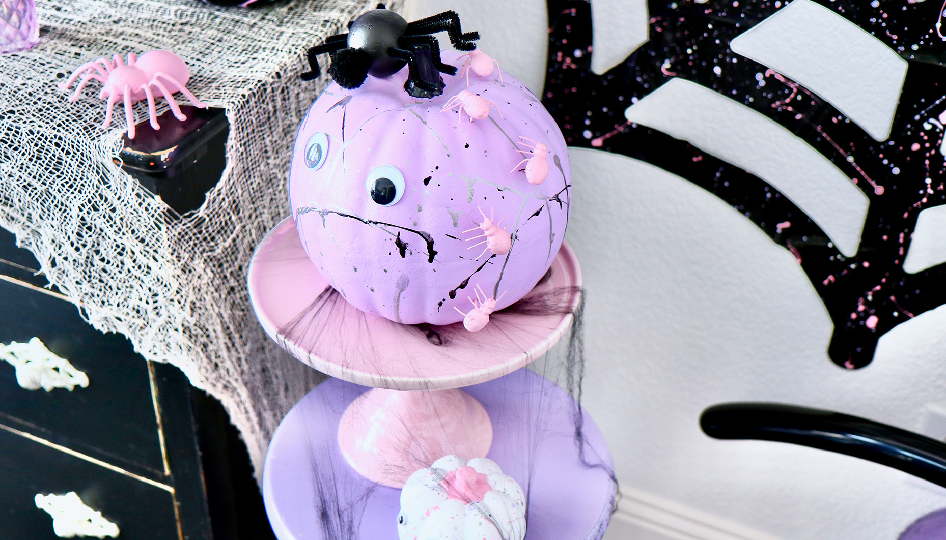 Modern-Spider-Themed-Halloween-Party