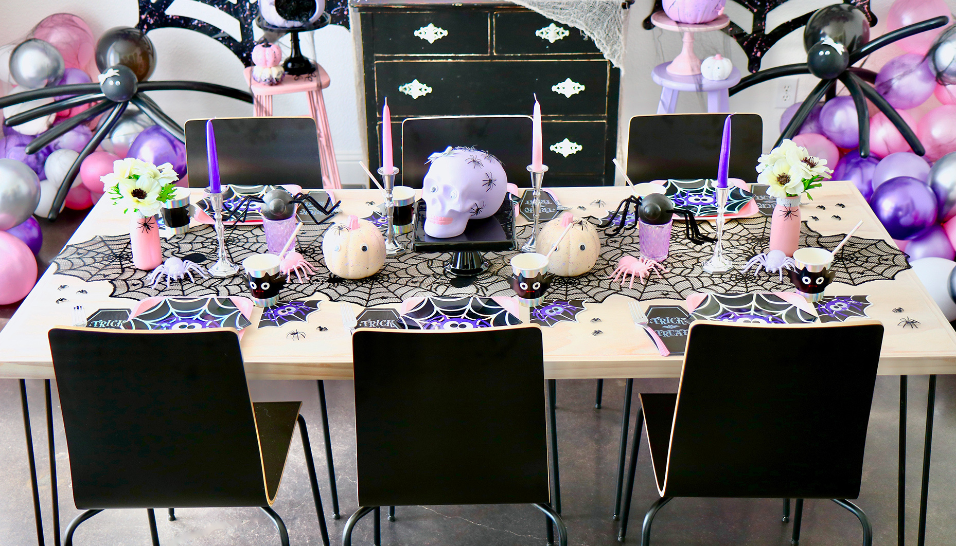 Modern-Spider-Themed-Halloween-Party