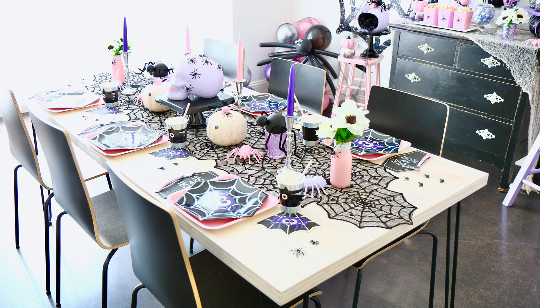 Modern-Spider-Themed-Halloween-Party