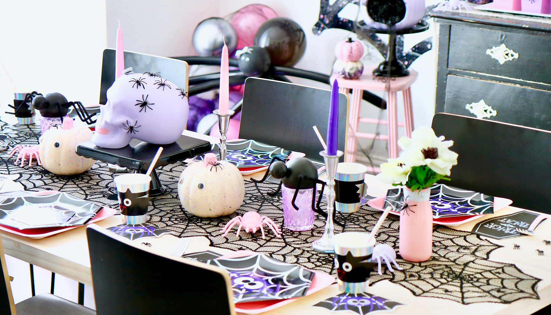 Modern-Spider-Themed-Halloween-Party