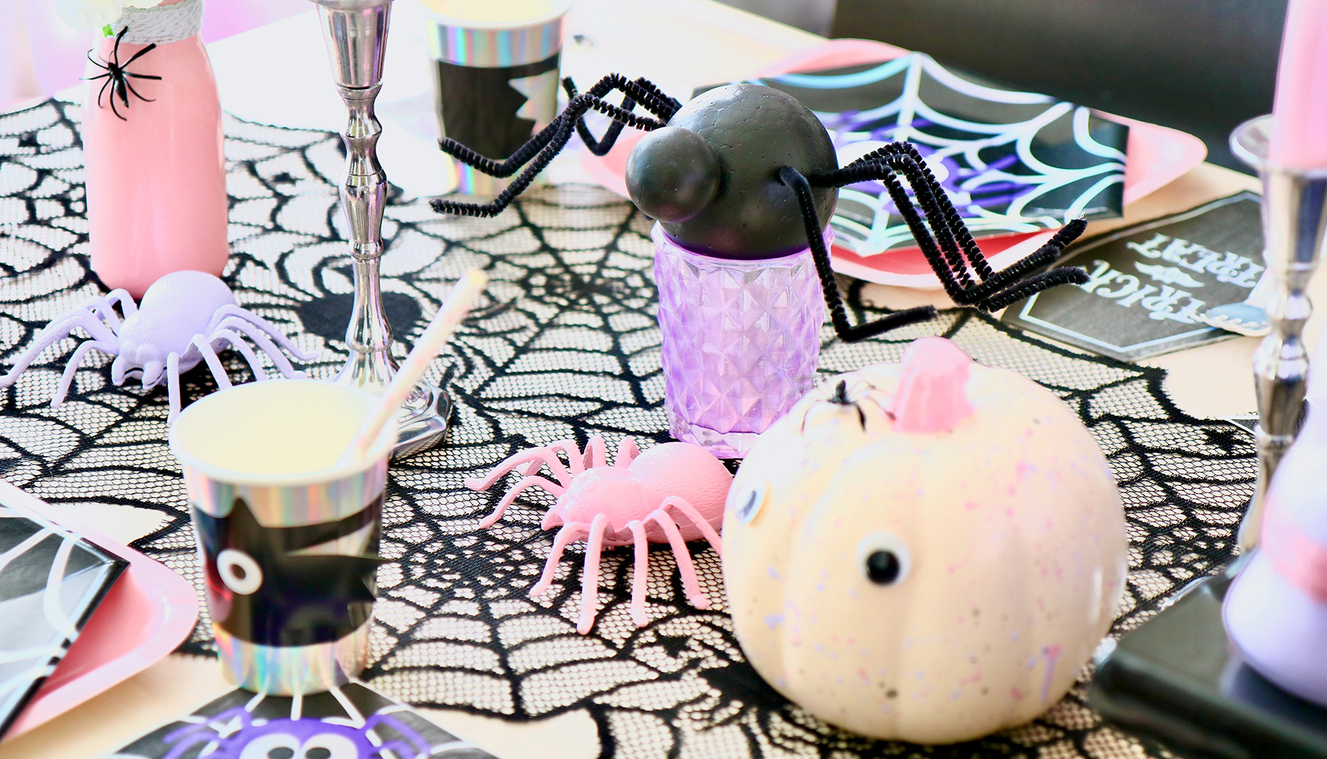 Modern-Spider-Themed-Halloween-Party