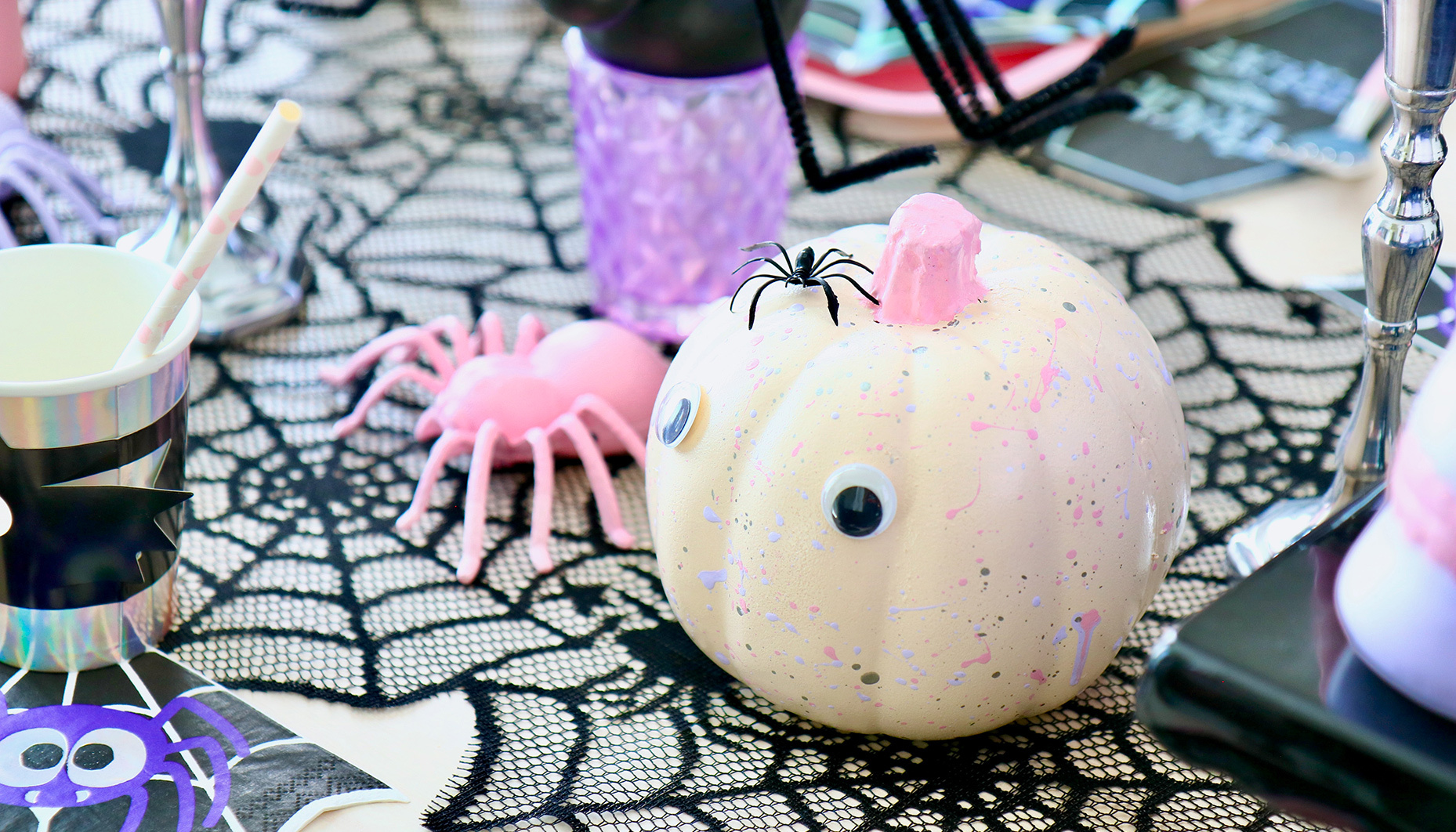 Modern-Spider-Themed-Halloween-Party