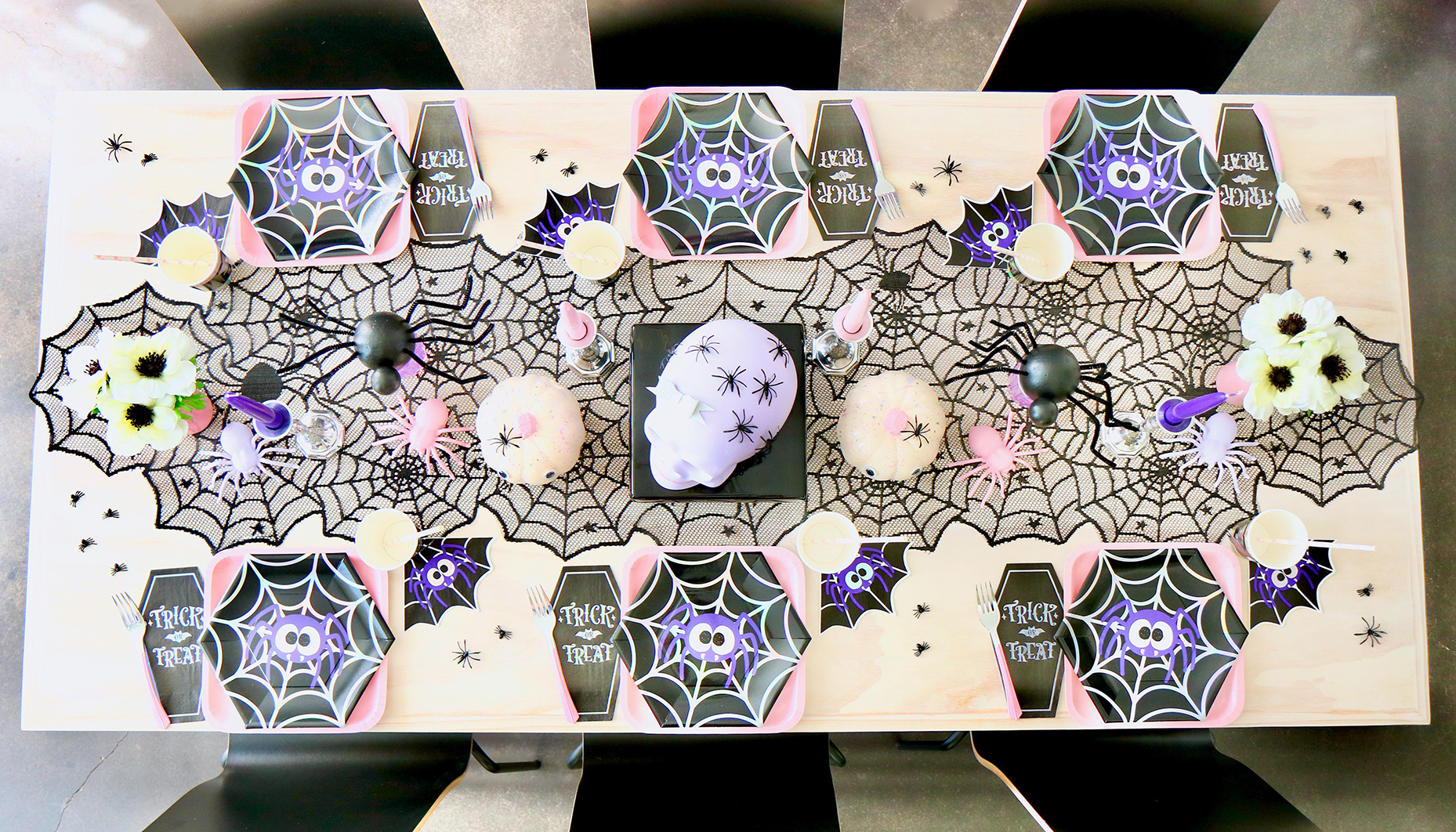 Modern-Spider-Themed-Halloween-Party