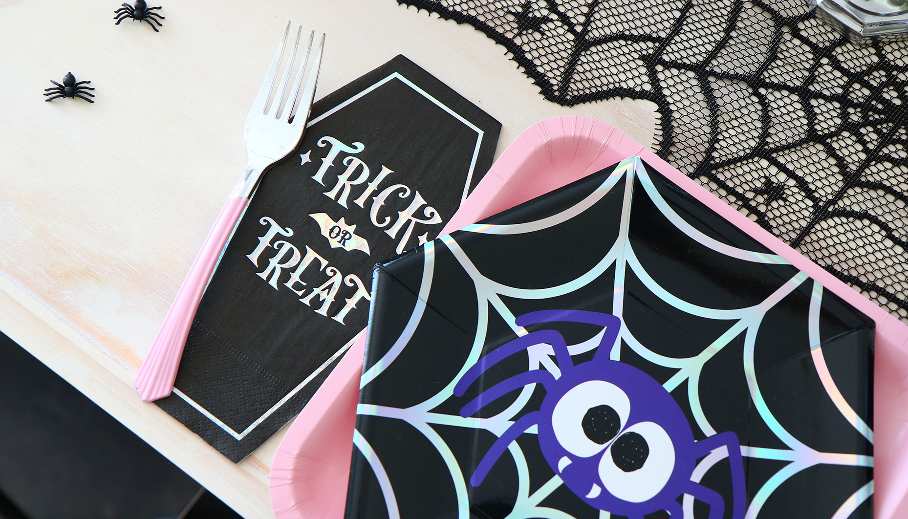 Modern-Spider-Themed-Halloween-Party