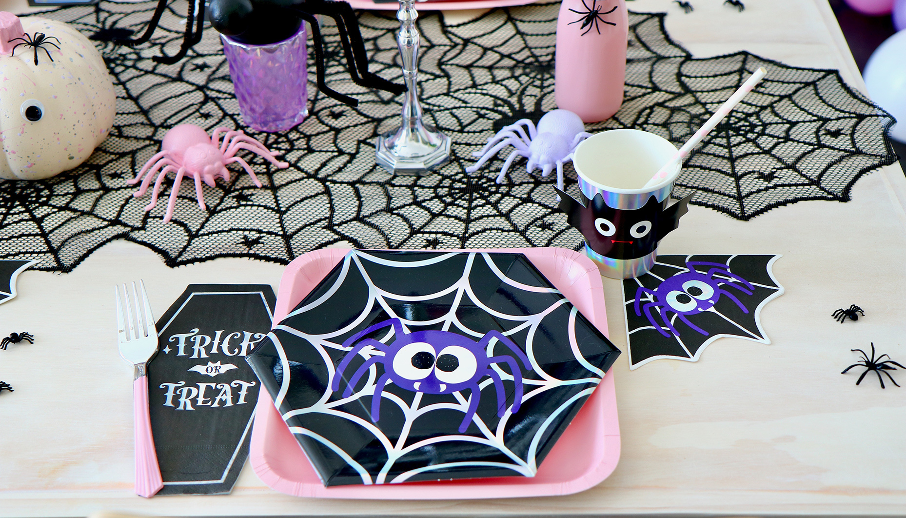 Modern-Spider-Themed-Halloween-Party