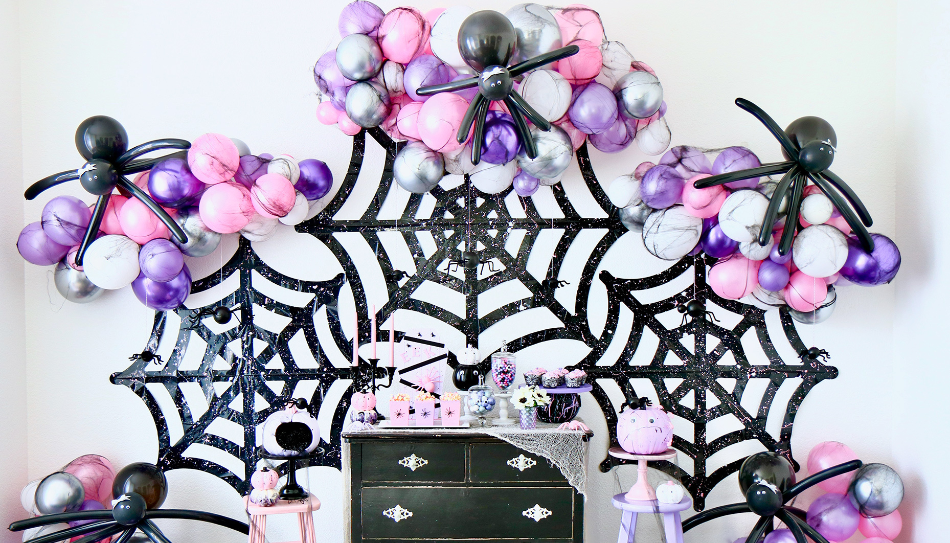 Modern-Spider-Themed-Halloween-Party
