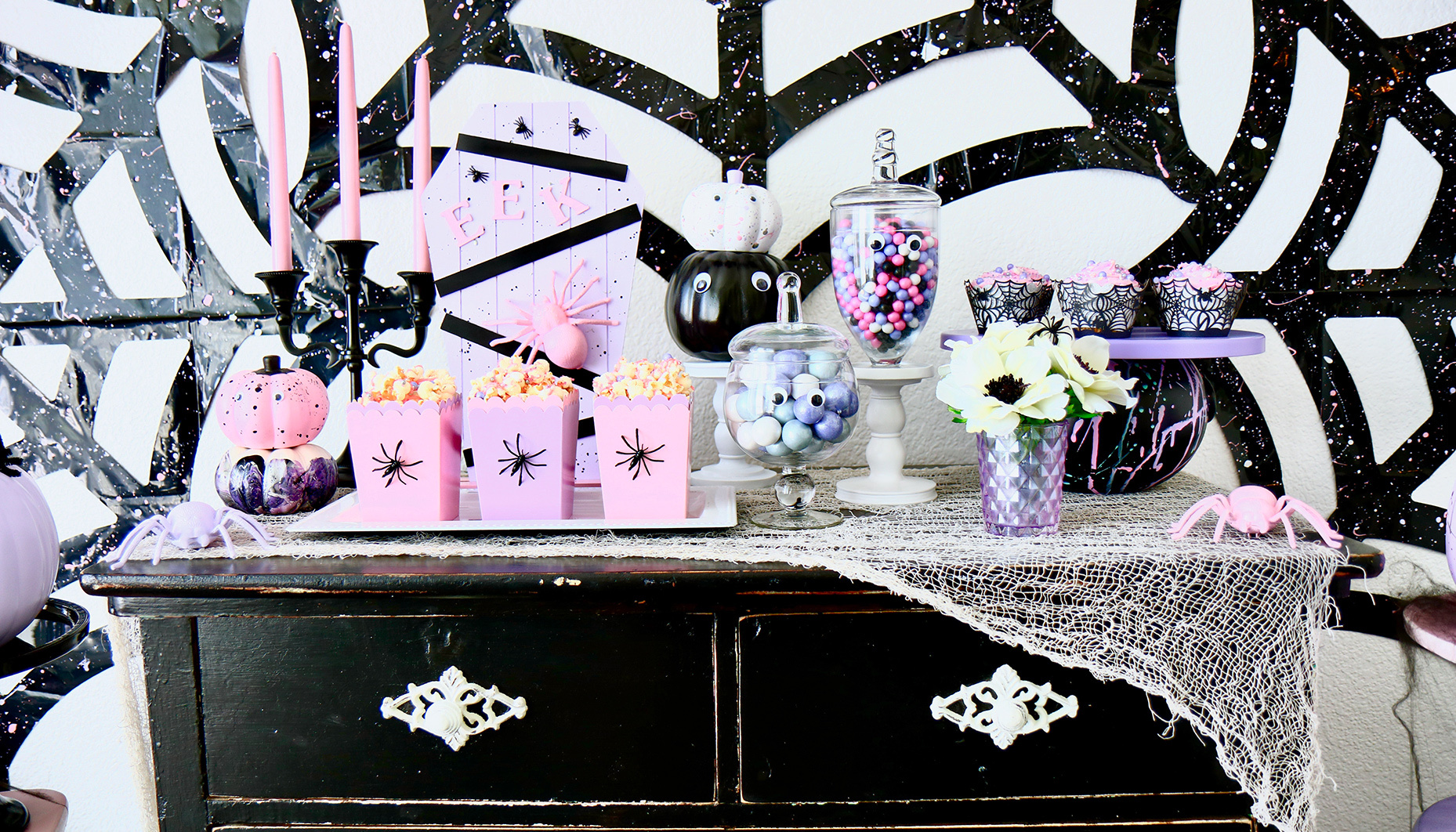 Modern-Spider-Themed-Halloween-Party