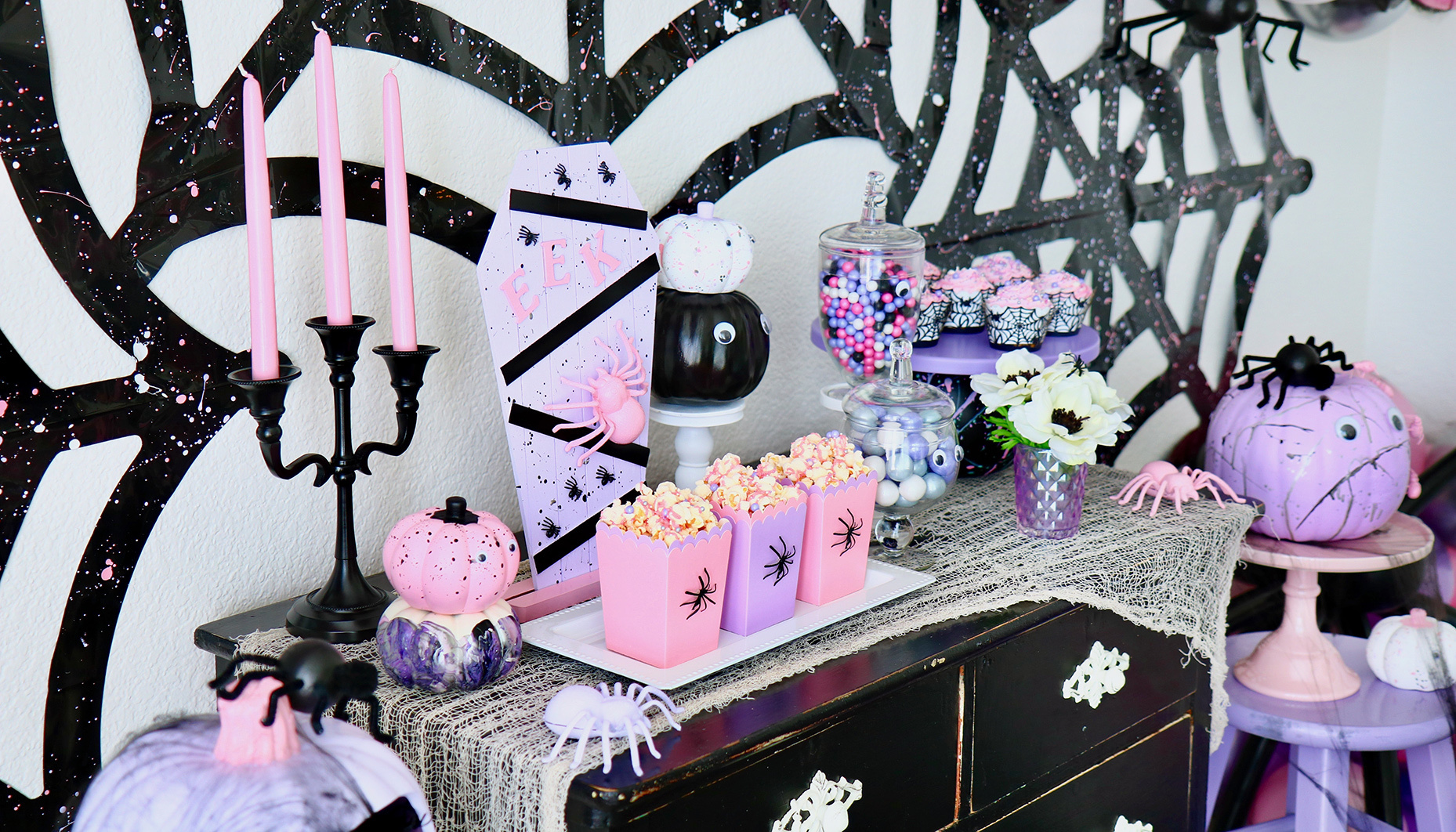 Modern-Spider-Themed-Halloween-Party