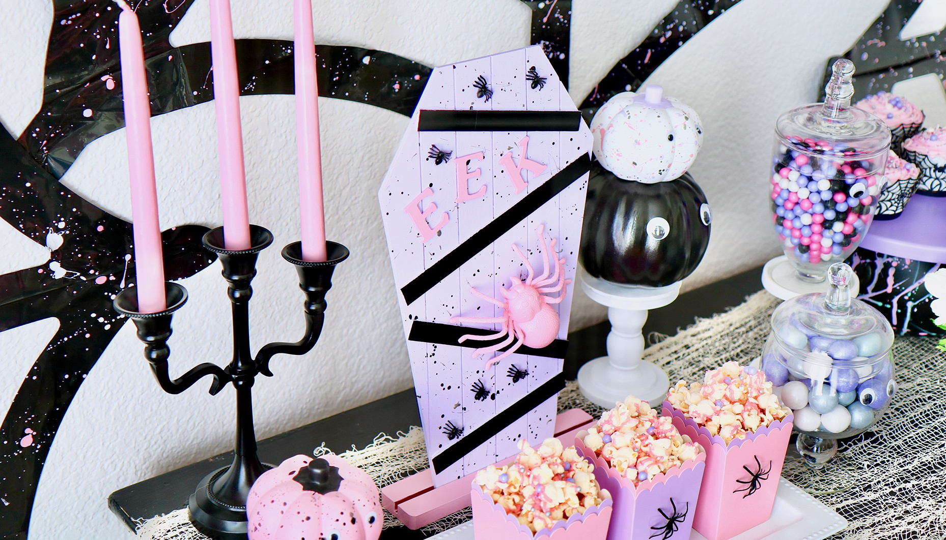 Modern-Spider-Themed-Halloween-Party