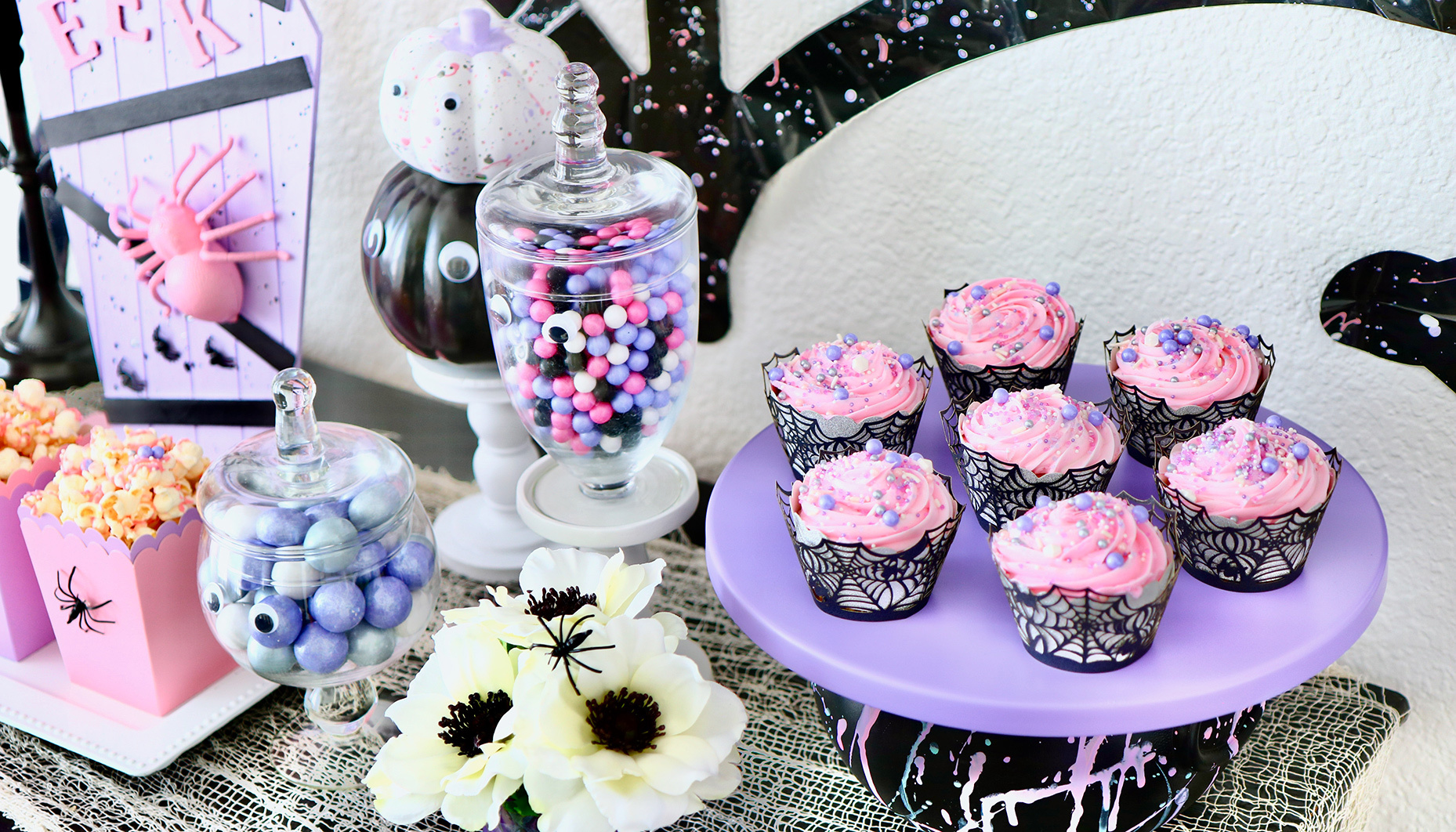 Modern-Spider-Themed-Halloween-Party
