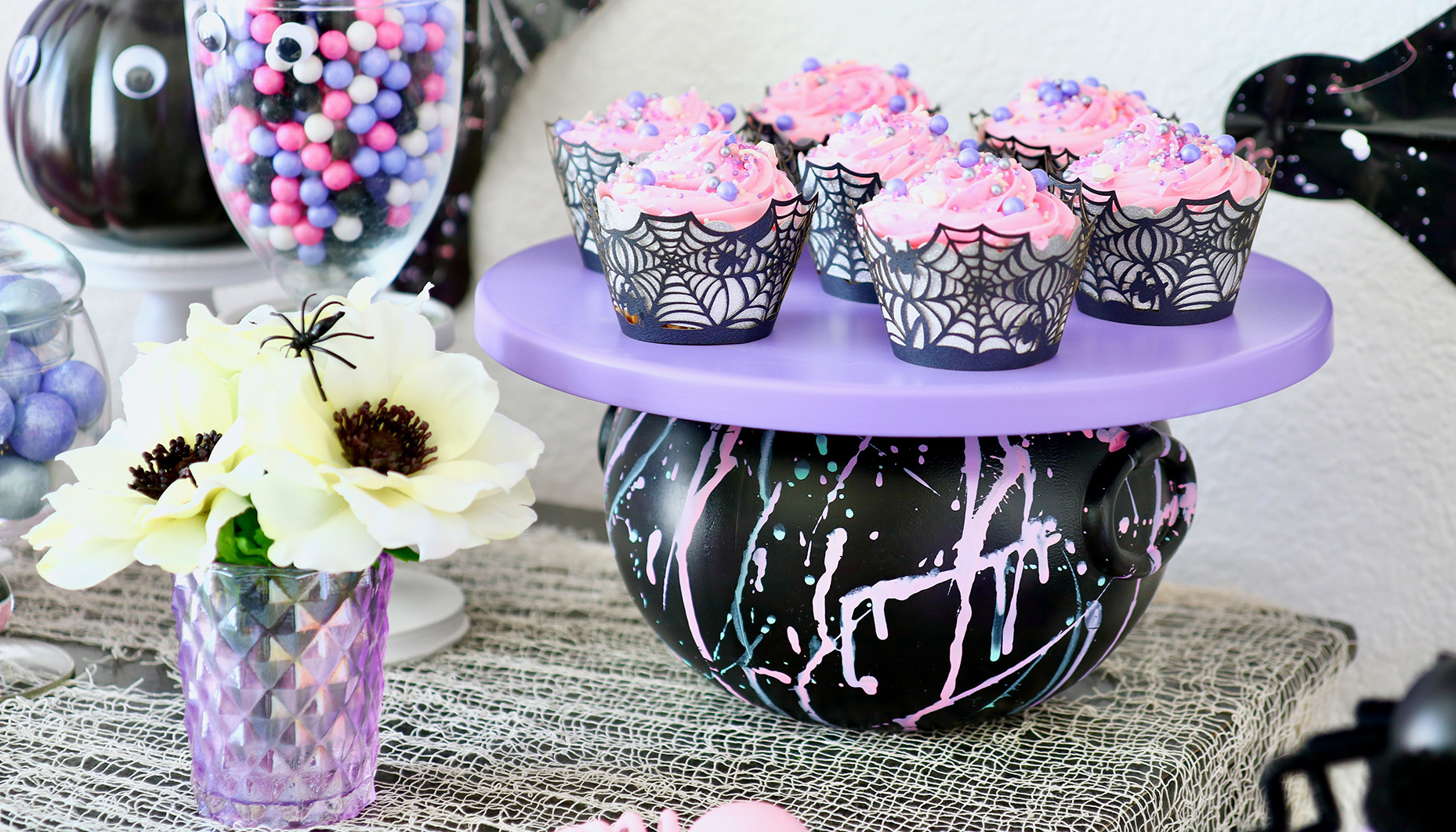 Modern-Spider-Themed-Halloween-Party