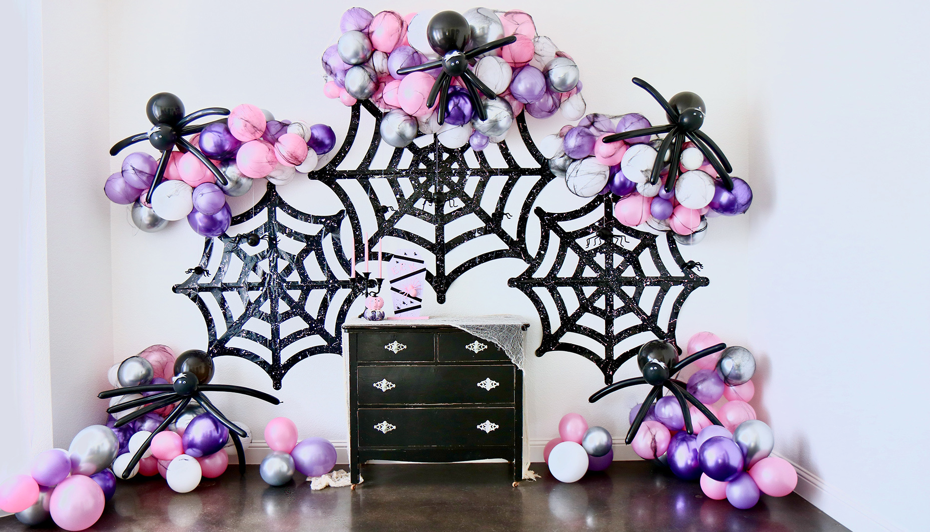 Modern-Spider-Themed-Halloween-Party