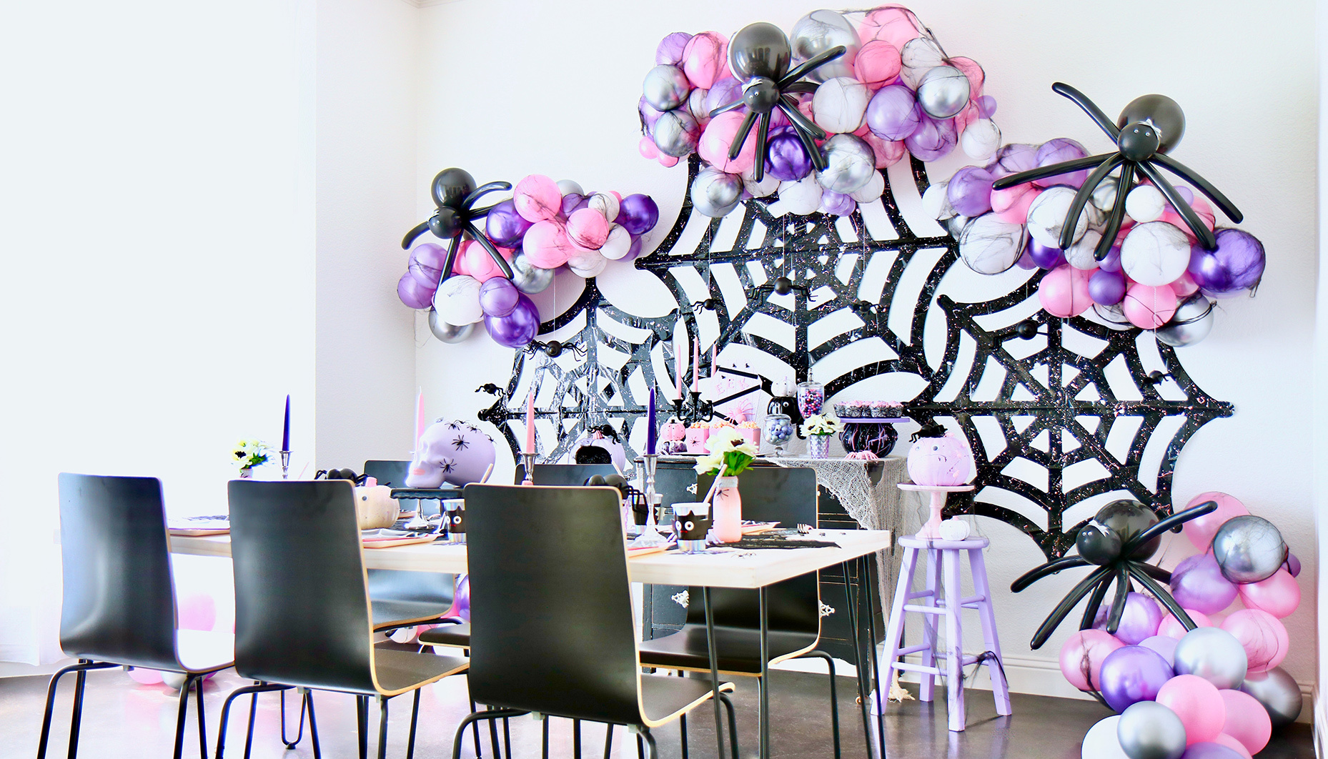Modern-Spider-Themed-Halloween-Party
