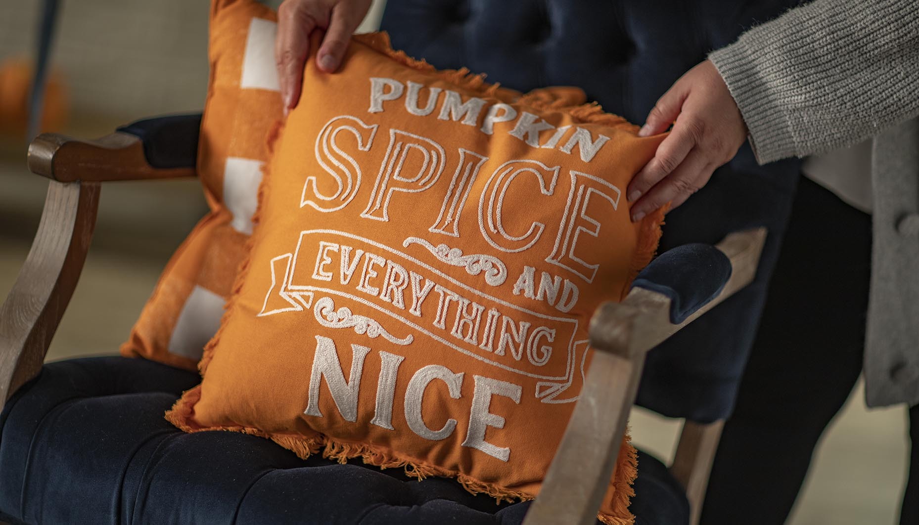 fall-chinoiserie-tablescape-idea-16