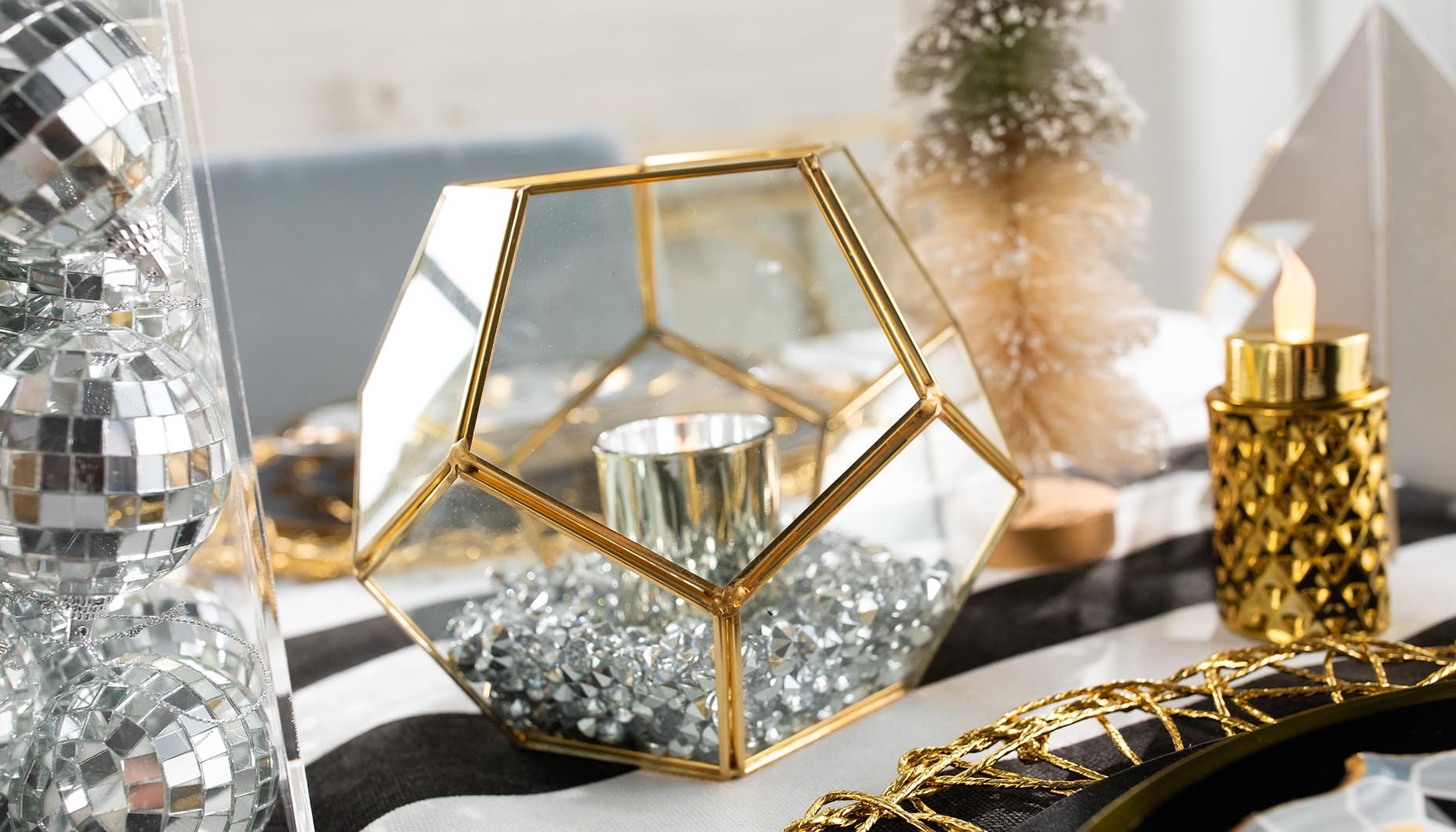 christmas-to-new-years-eve-transitional-tablescape-idea-4