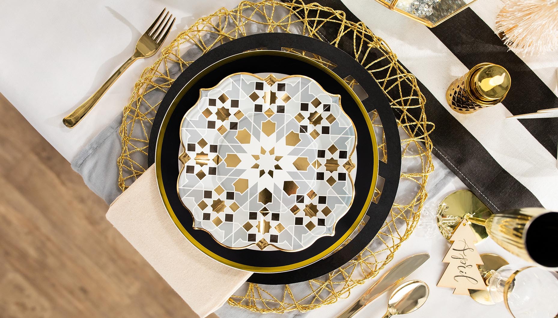 christmas-to-new-years-eve-transitional-tablescape-idea-9