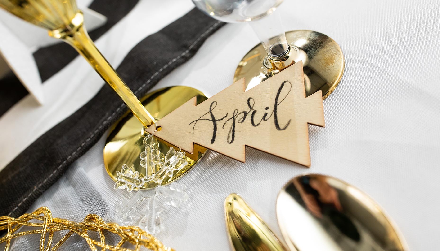 christmas-to-new-years-eve-transitional-tablescape-idea-10