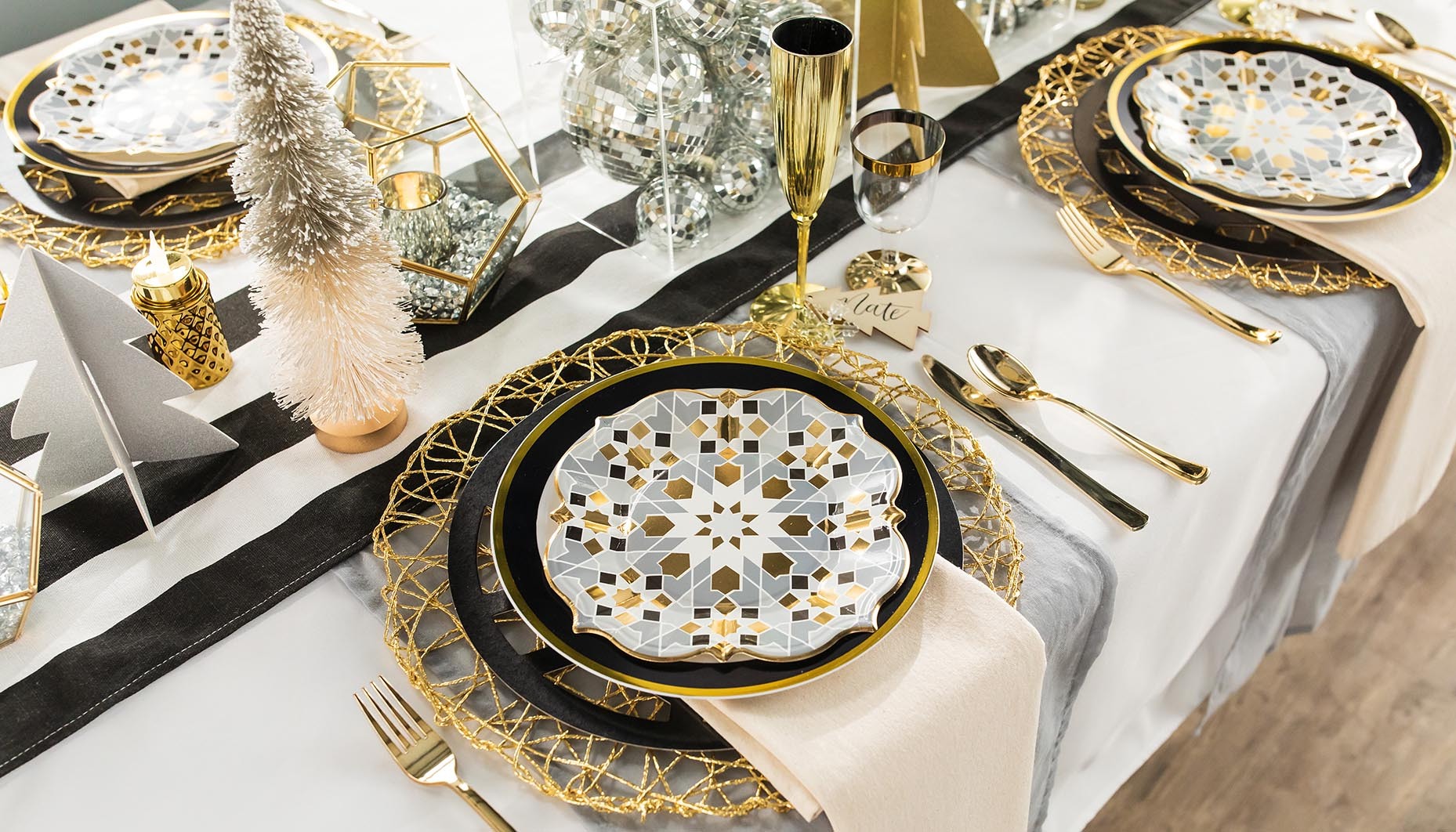 christmas-to-new-years-eve-transitional-tablescape-idea-11