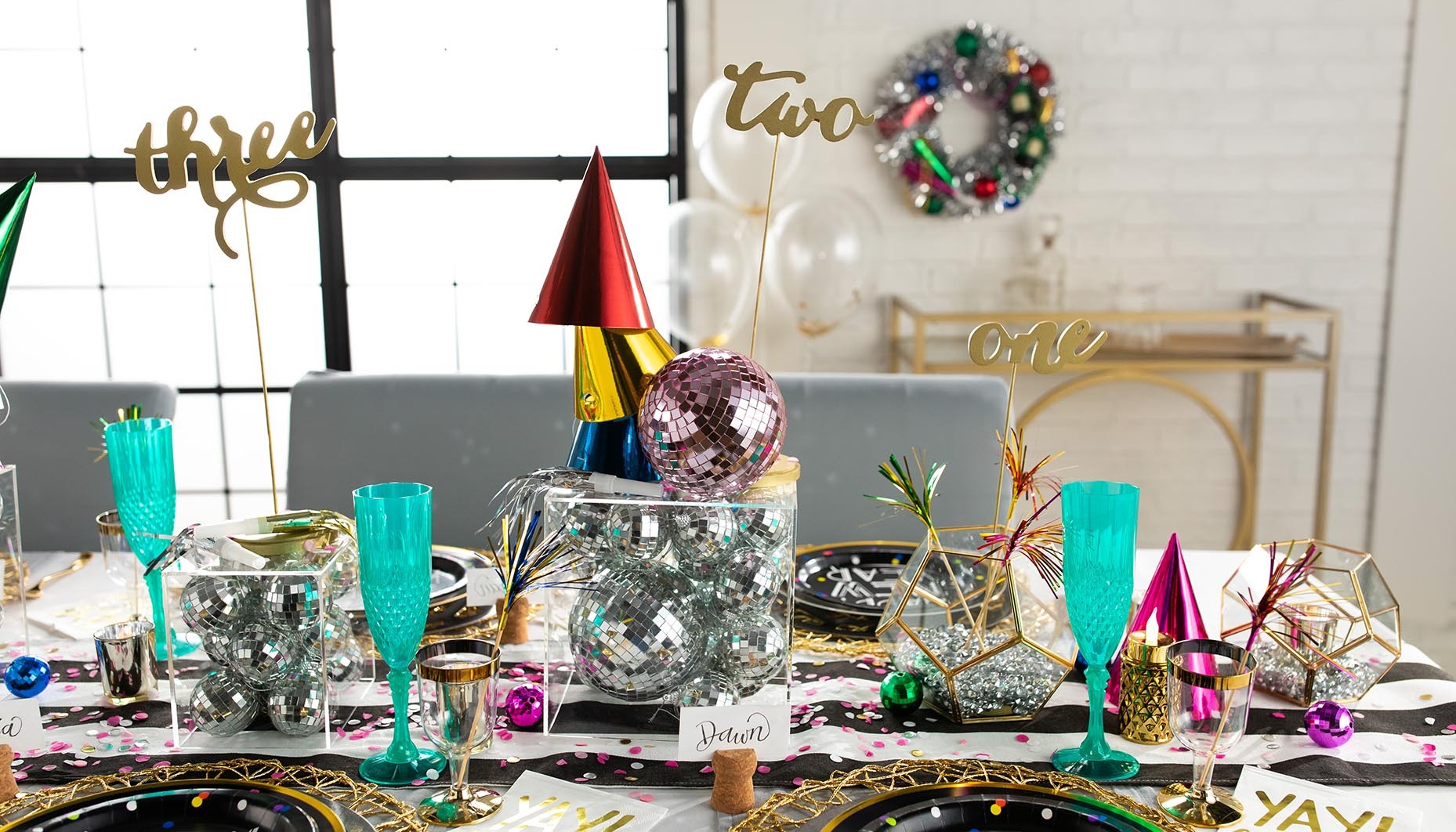 christmas-to-new-years-eve-transitional-tablescape-idea-12